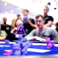 River cruel gera all in triplo e straight flush no EPT Praga; confira a mão