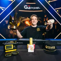 Alex Foxen fatura a Triton Main Event da WSOP Paradise e leva terceiro bracelete