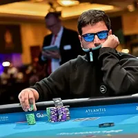 Marcelo Aziz está na mesa final do Super Main Event da WSOP Paradise