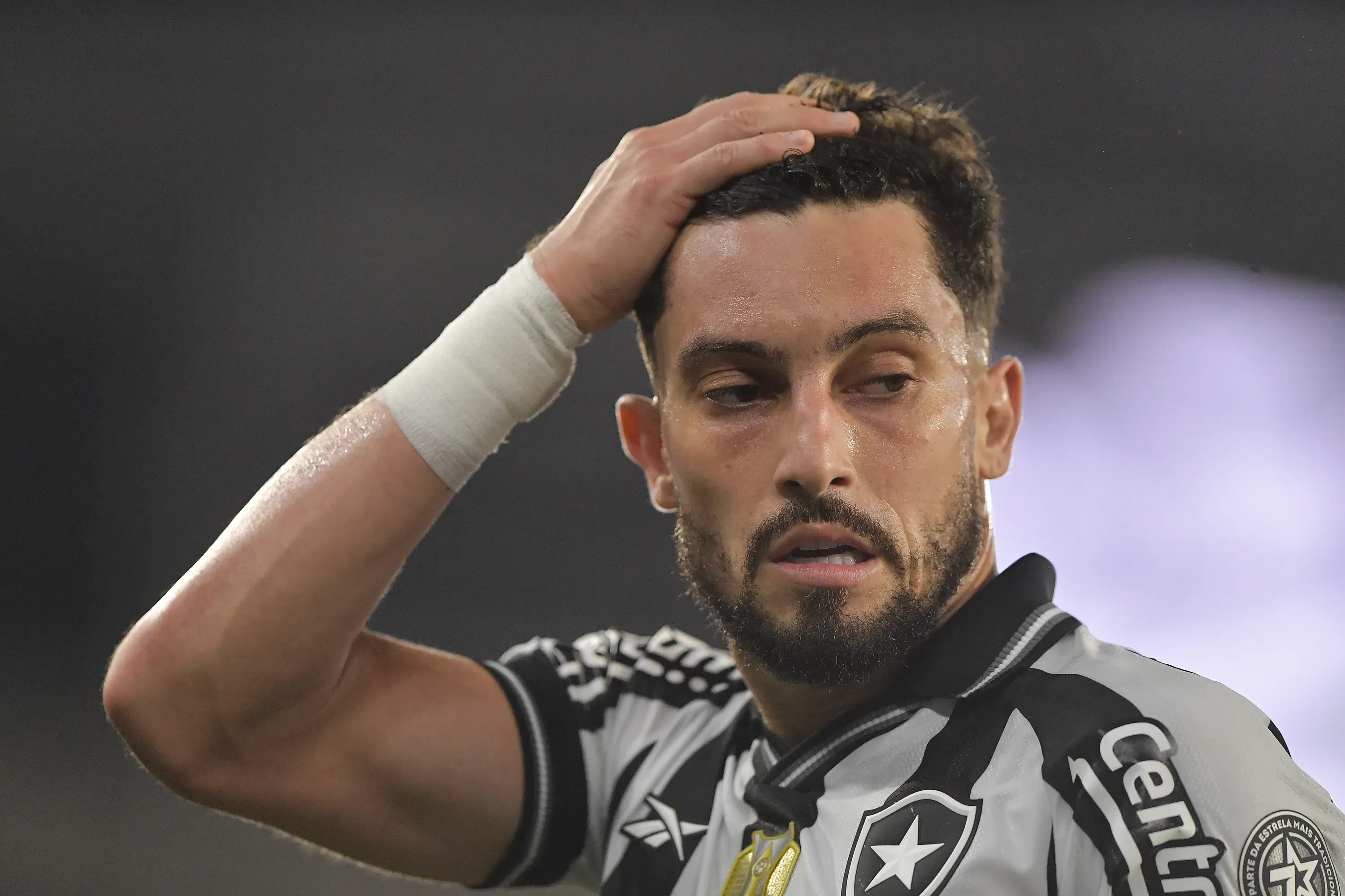 Alex Telles jogador do Botafogo durante partida contra o Vasco no estadio Engenhao pelo campeonato Copa Do Brasil 2025. Foto: Thiago Ribeiro/AGIF