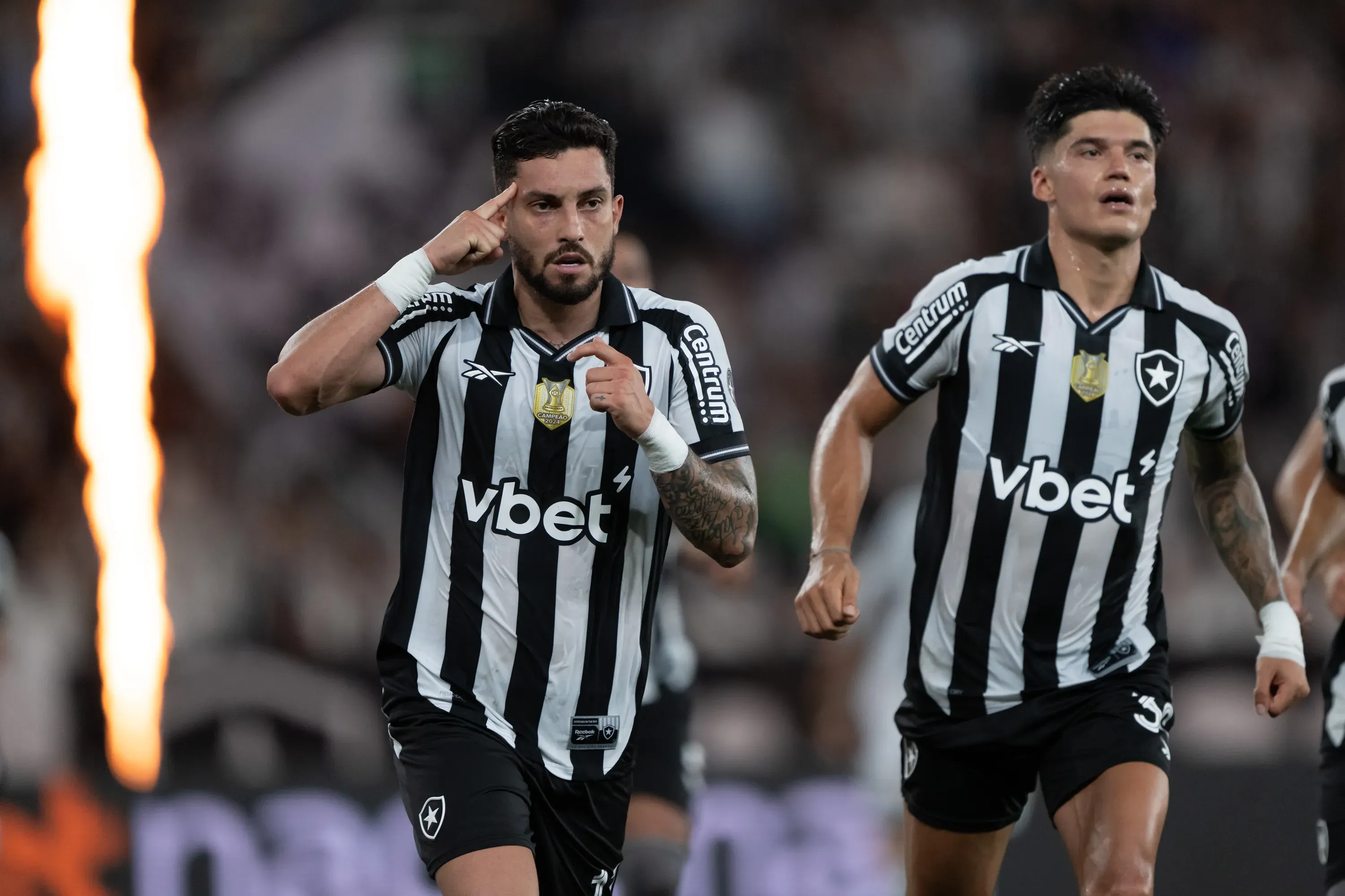 Alex Telles marcou um dos gols do Botafogo na partida. Foto: Jorge Rodrigues/AGIF