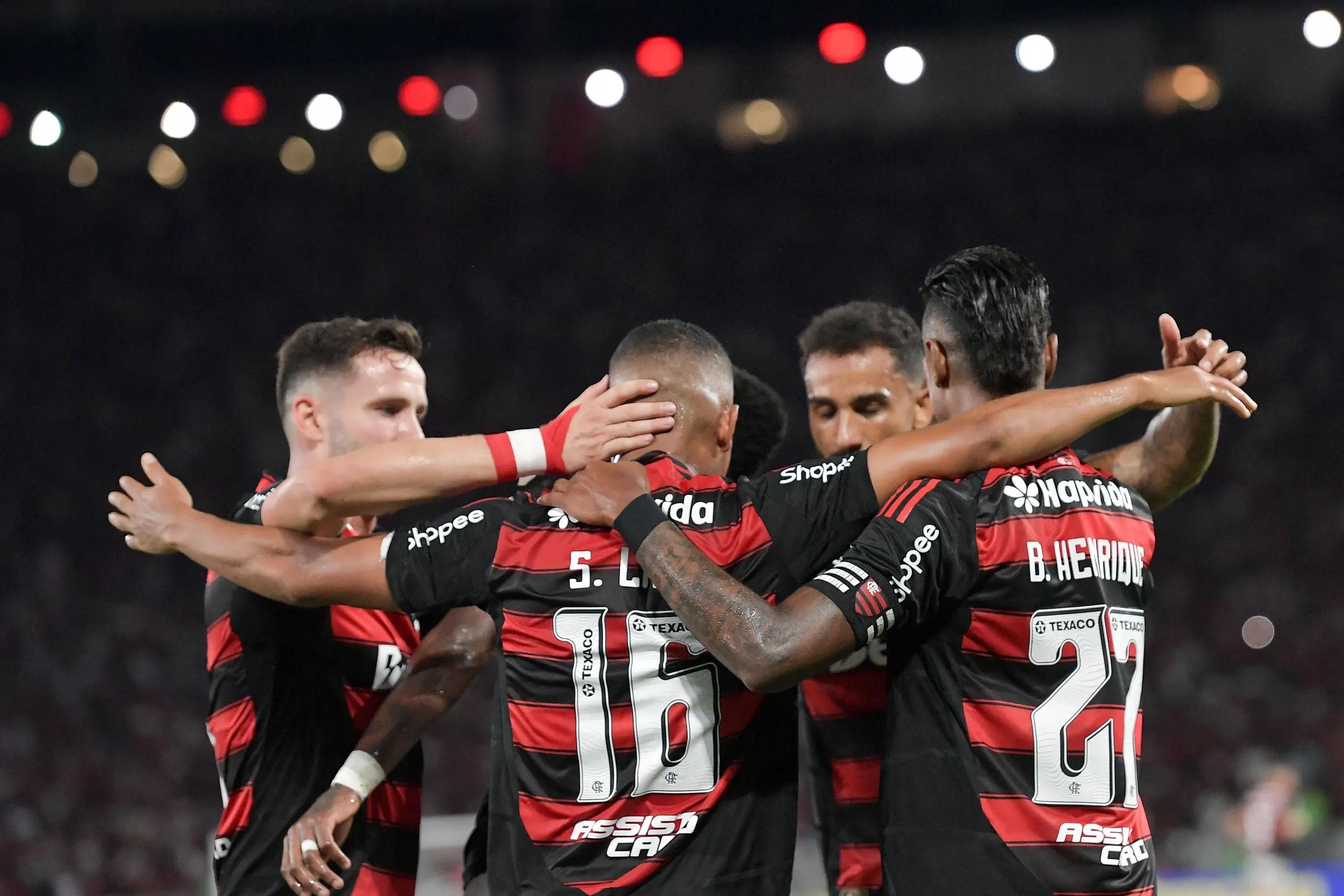 Bruno Henrique jogador do Flamengo comemora seu gol com jogadores do seu time durante partida contra o Sport no estadio Maracanã pelo campeonato Brasileiro A 2025. Foto: Thiago Ribeiro/AGIF