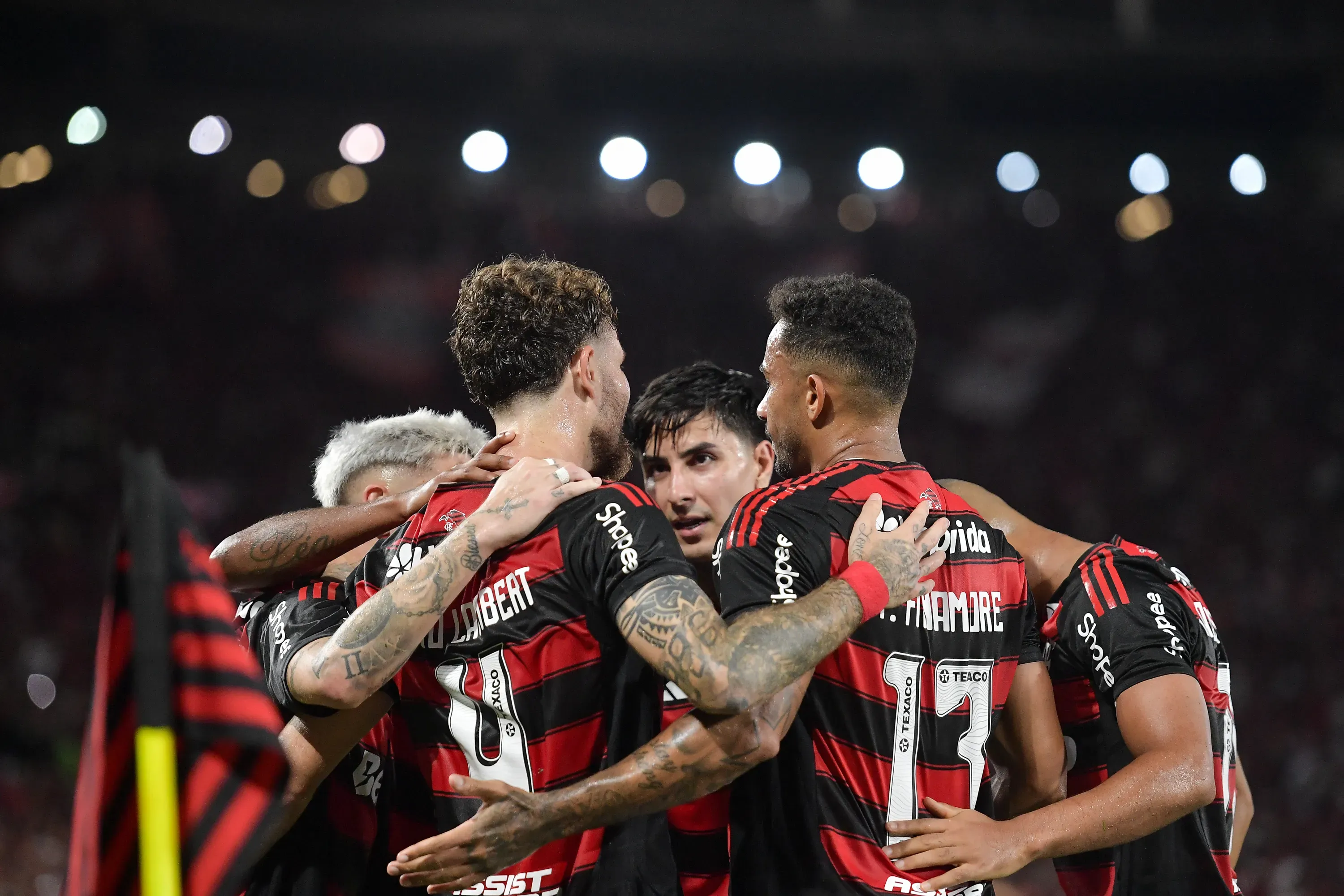 Jogadores do Flamengo comemora seu gol com jogadores do seu time durante partida contra o Santos no estadio Maracana pelo campeonato Brasileiro A 2025. Foto: Thiago Ribeiro/AGIF