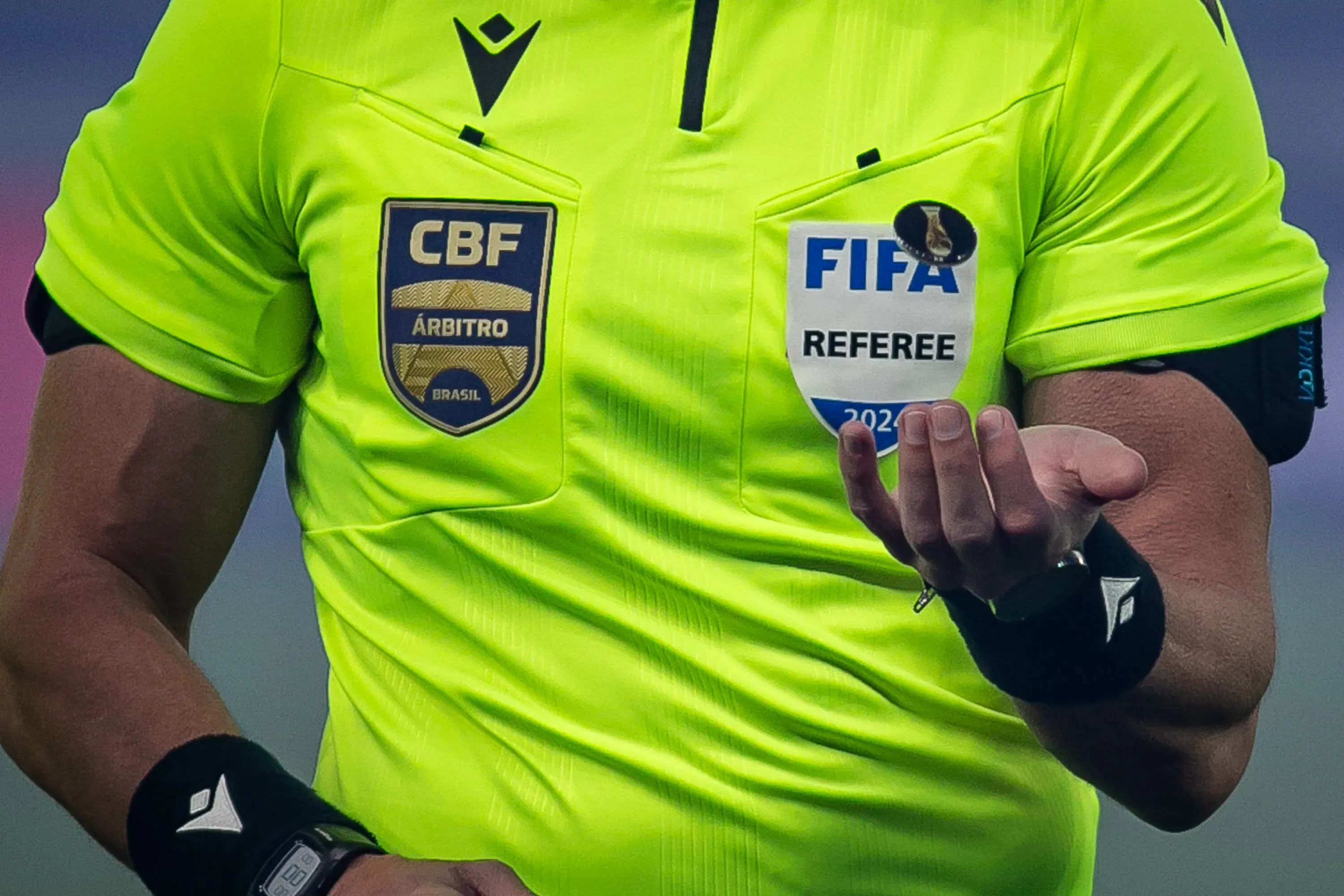 CBF ainda definirá a escala total de Santos x Palmeiras, com auxiliares e VAR – Foto: Fernando Moreno/AGIF