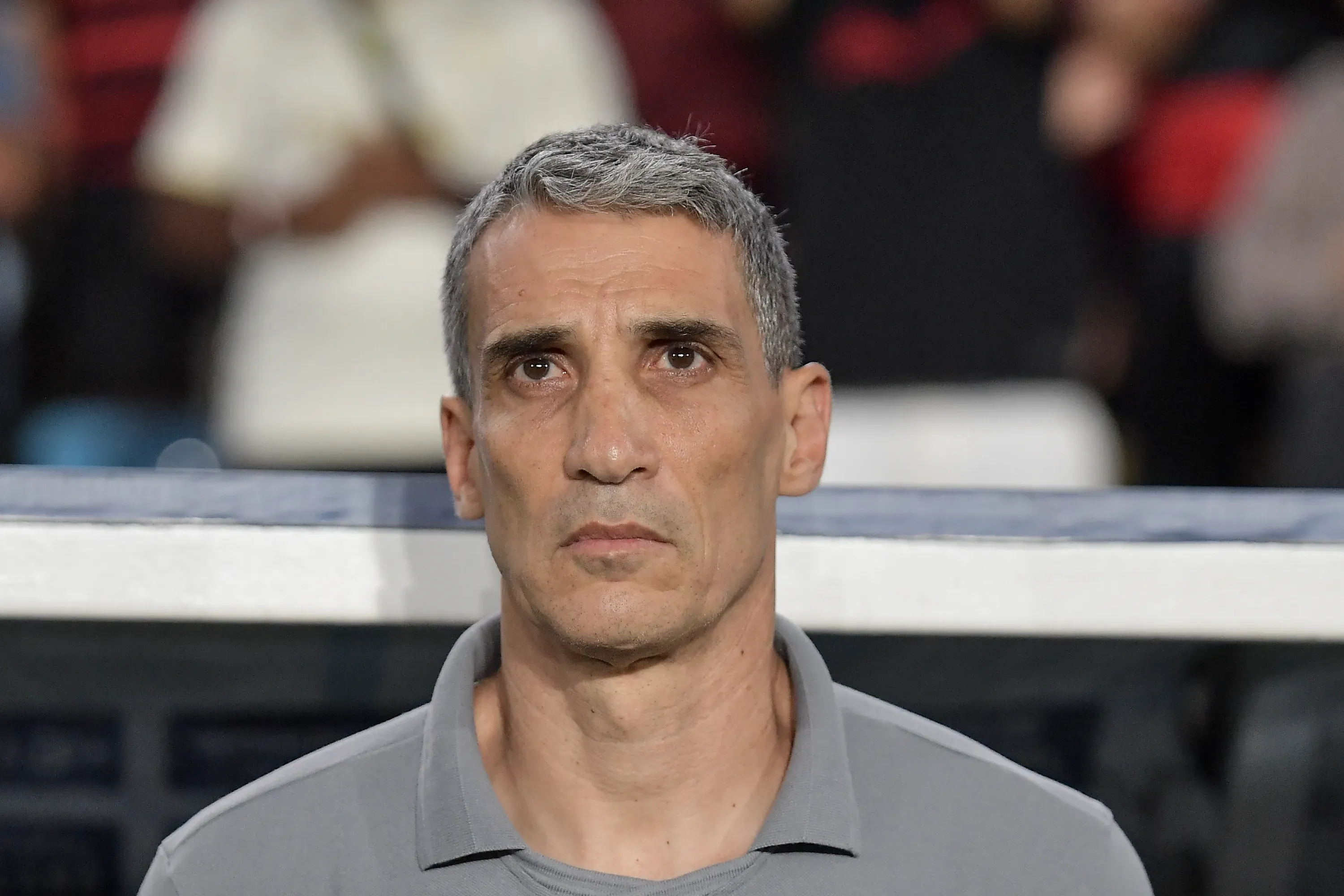 Juan Pablo Vojvoda tecnico do Santos durante partida contra o Flamengo no estadio Maracana pelo campeonato Brasileiro A 2025. Foto: Thiago Ribeiro/AGIF