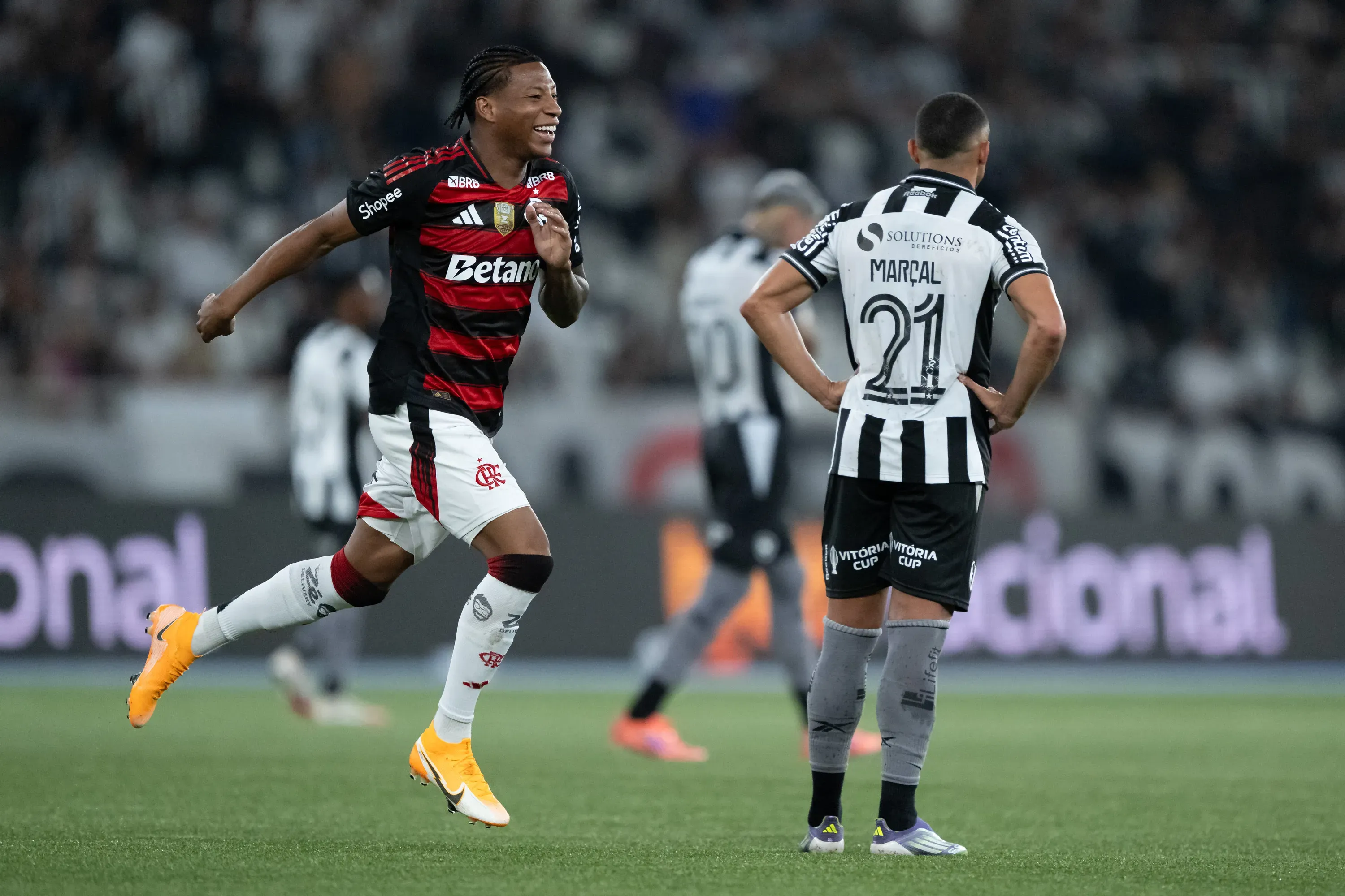 Plata jogador do Flamengo comemora seu gol durante partida contra o Botafogo no estadio Engenhao pelo campeonato Brasileiro A 2025. Foto: Jorge Rodrigues/AGIF