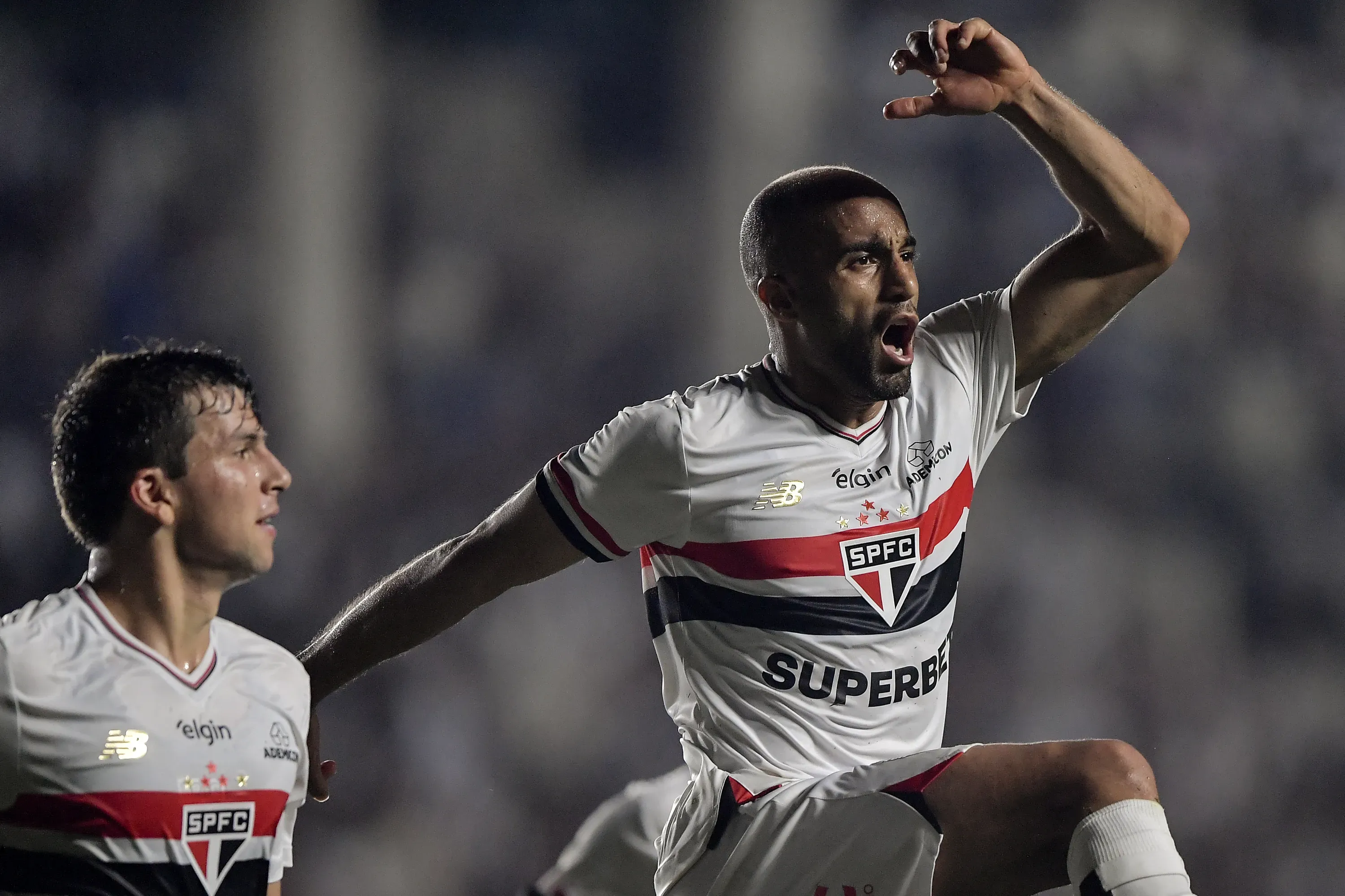 Lucas Moura jogador do Sao Paulo comemora seu gol durante partida contra o Vasco no estadio Sao Januario pelo campeonato Brasileiro A 2025. Foto: Thiago Ribeiro/AGIF