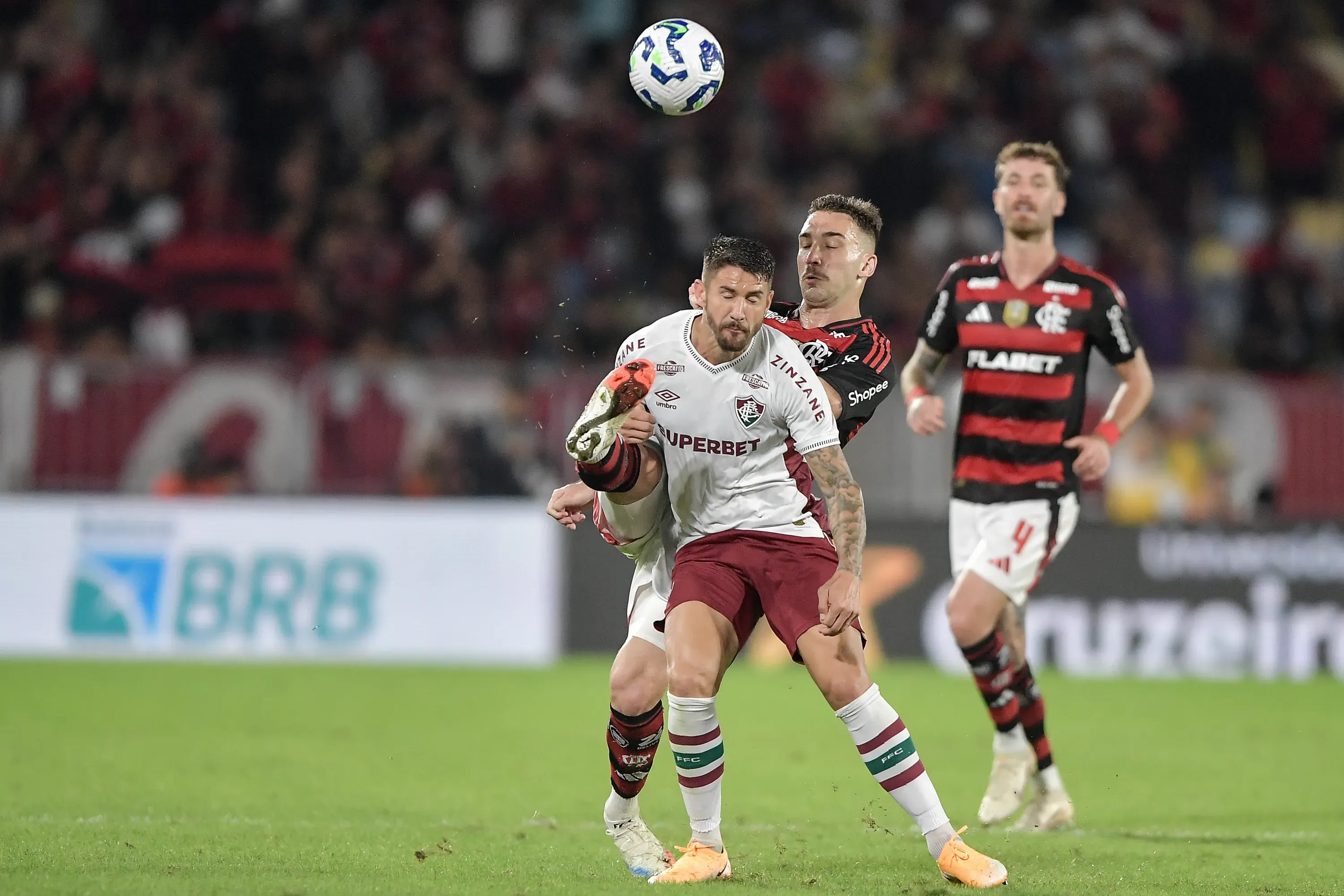 Leo Ortiz jogador do Flamengo disputa lance com Everaldo jogador do Fluminense durante partida no estadio Maracana pelo campeonato Brasileiro A 2025. Foto: Thiago Ribeiro/AGIF