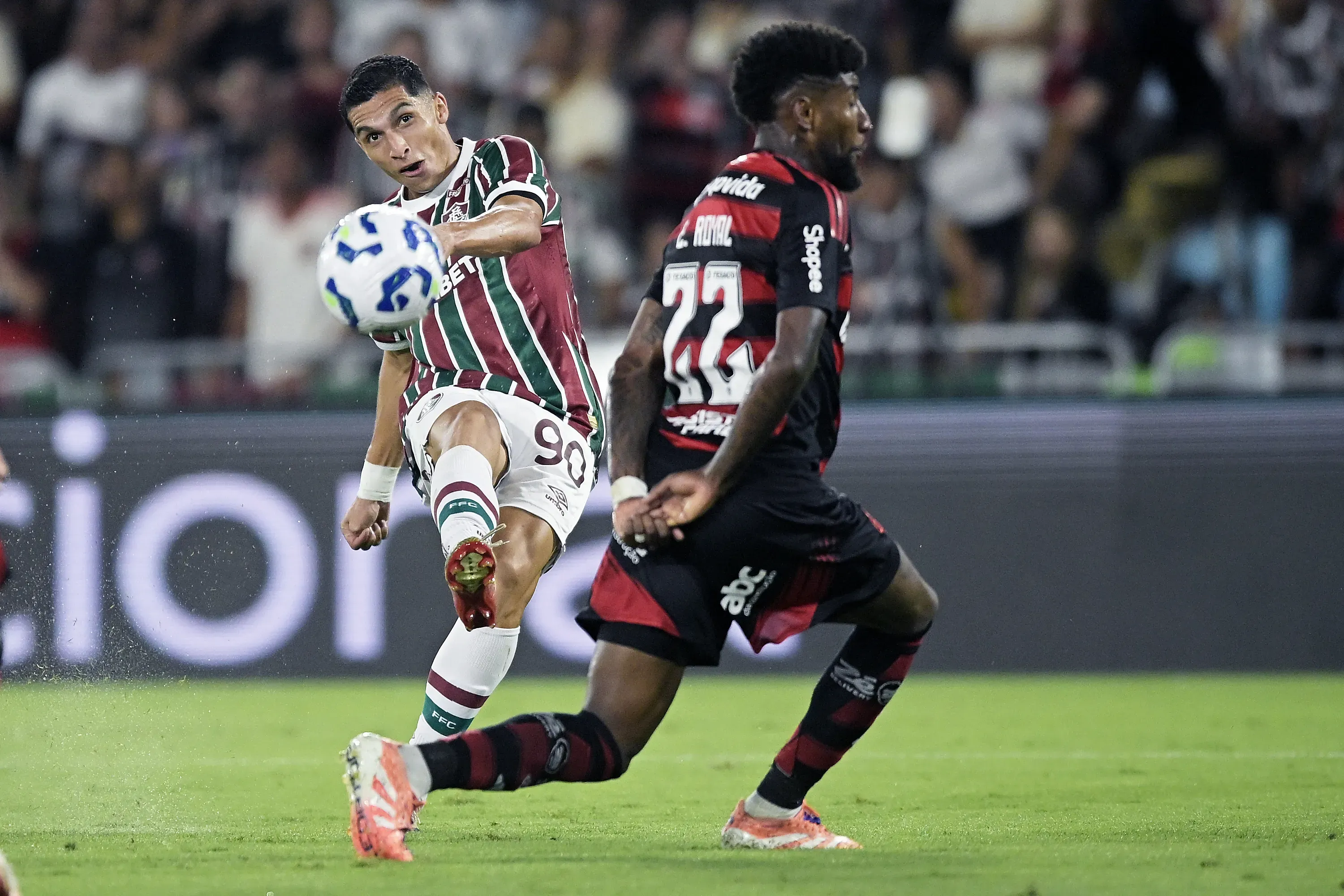 Emerson Royal foi um dos piores do lado do Flamengo em Fla-Flu esta noite – Foto: Alexandre Loureiro/AGIF