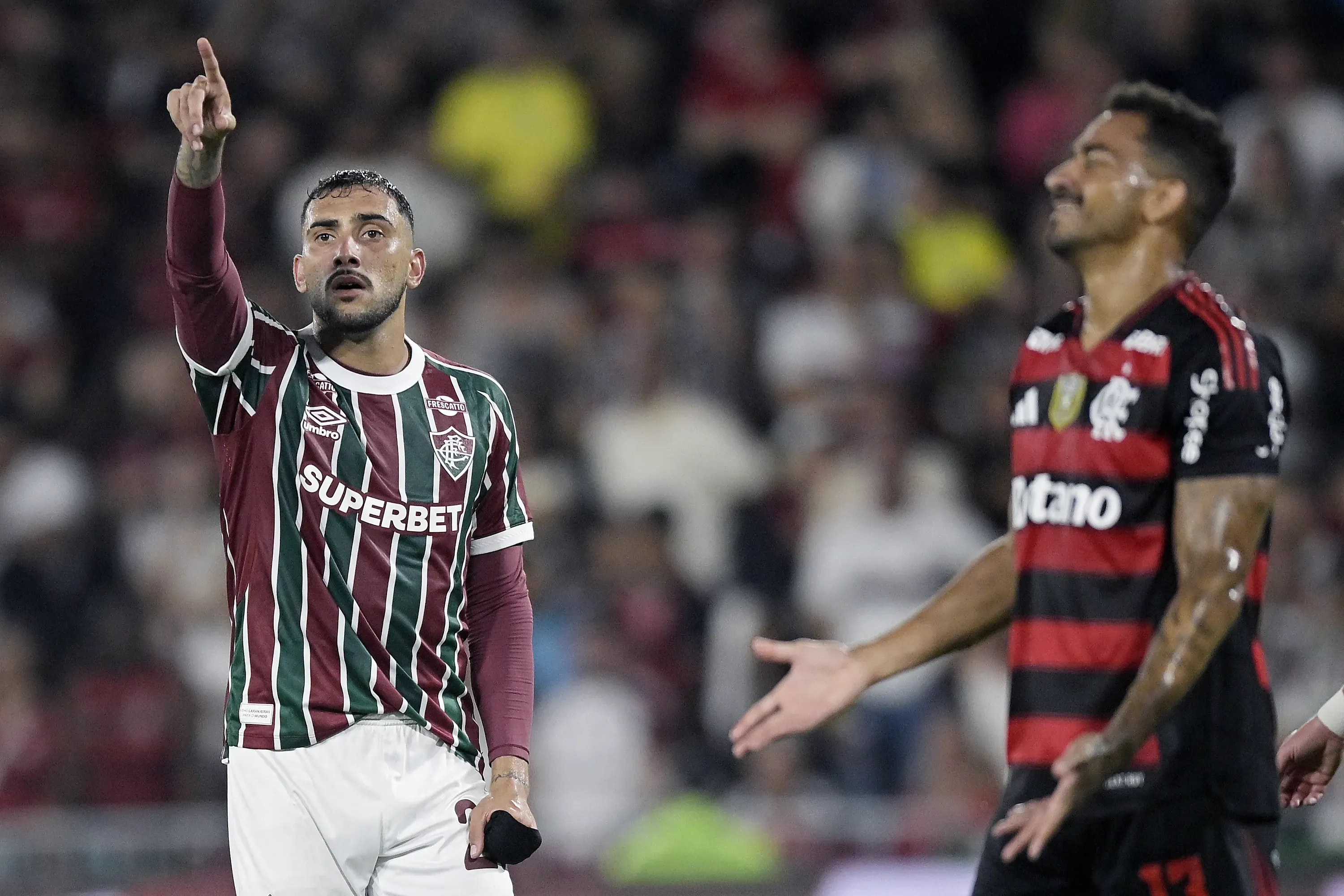 Freytes jogador do Fluminense disputa lance com Danilo jogador do Flamengo durante partida no estadio Maracana pelo campeonato Brasileiro A 2025. Foto: Alexandre Loureiro/AGIF
