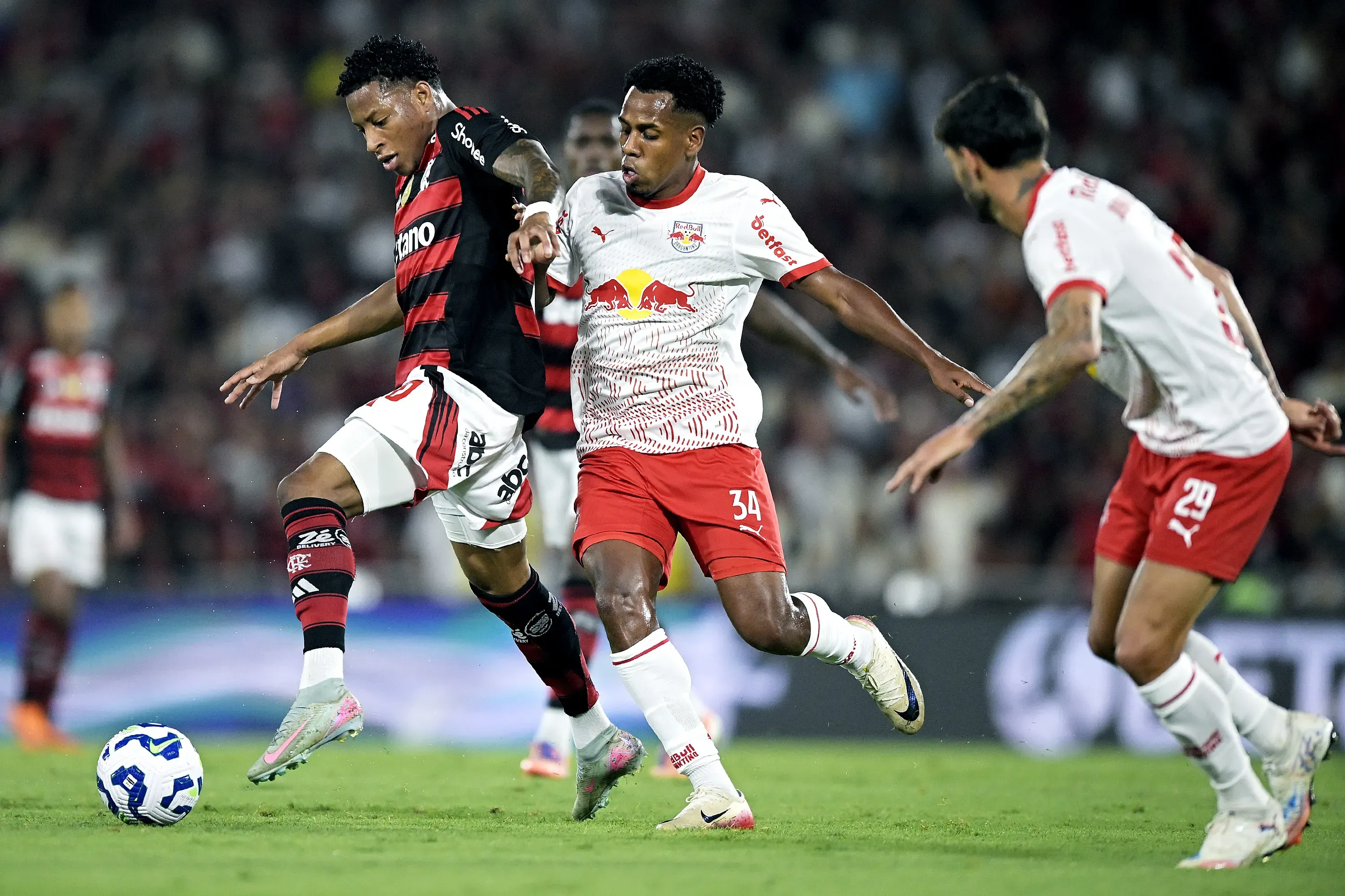 Plata jogador do Flamengo disputa lance com Andres Hurtado jogador do Bragantino durante partida no estadio Maracana pelo campeonato Brasileiro A 2025. Foto: Alexandre Loureiro/AGIF