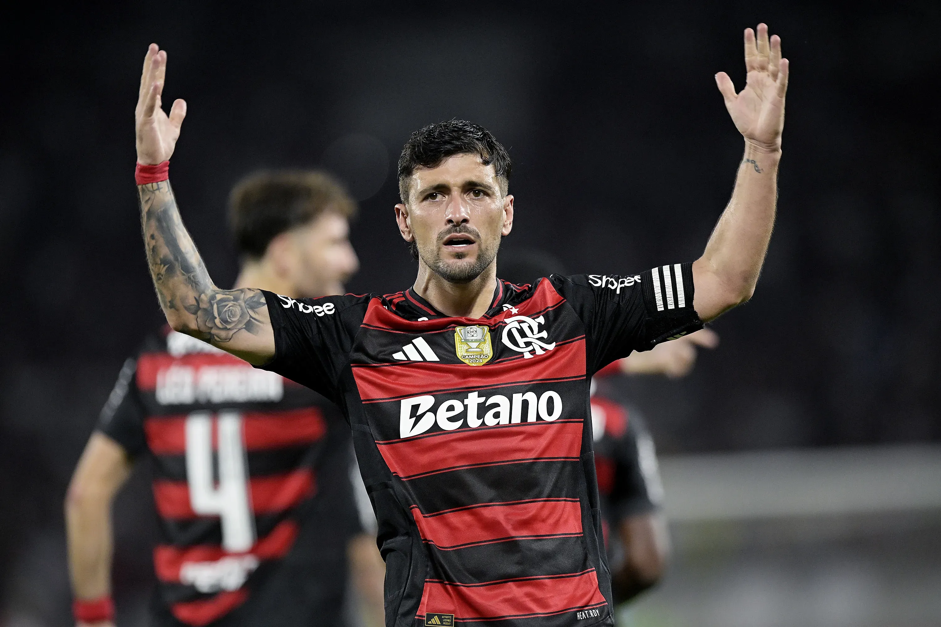 Arrascaeta celebra gol diante do RB Bragantino. Foto: Alexandre Loureiro/AGIF