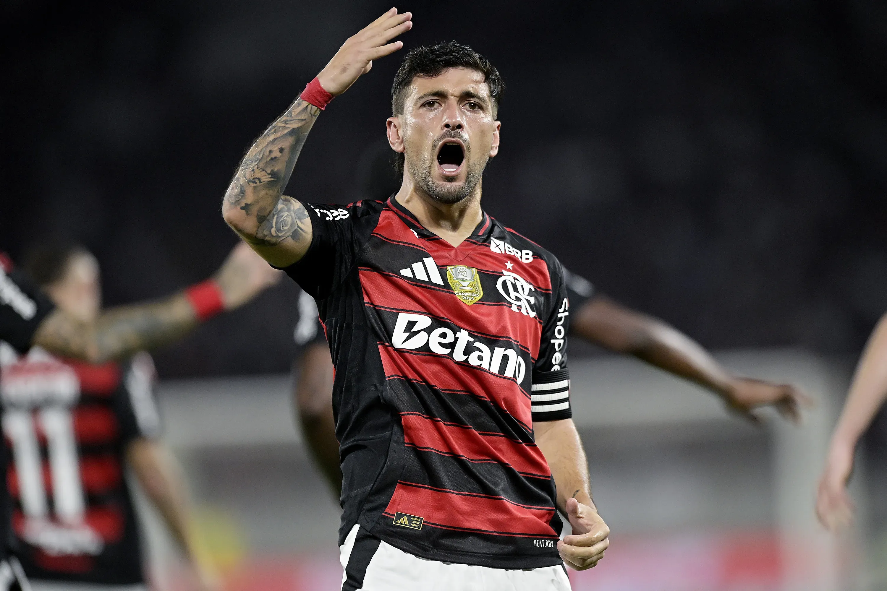 Arrascaeta jogador do Flamengo comemora seu gol durante partida contra o Bragantino no estadio Maracana pelo campeonato Brasileiro A 2025. Foto: Alexandre Loureiro/AGIF