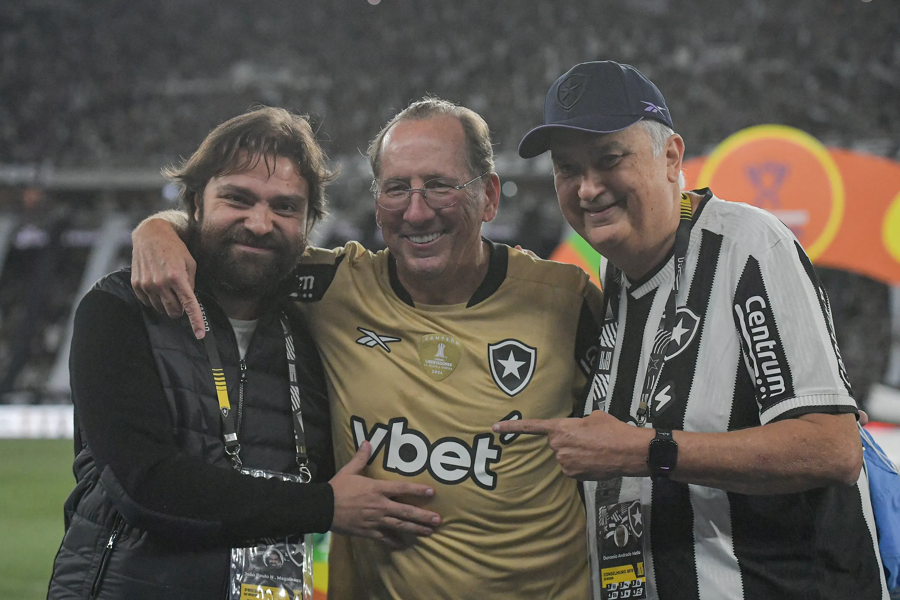 Joao Paulo Magalhaes atual presciente, John Textor CEO e Durcesio Mello ex presidente do Botafogo. Foto: Thiago Ribeiro/AGIF