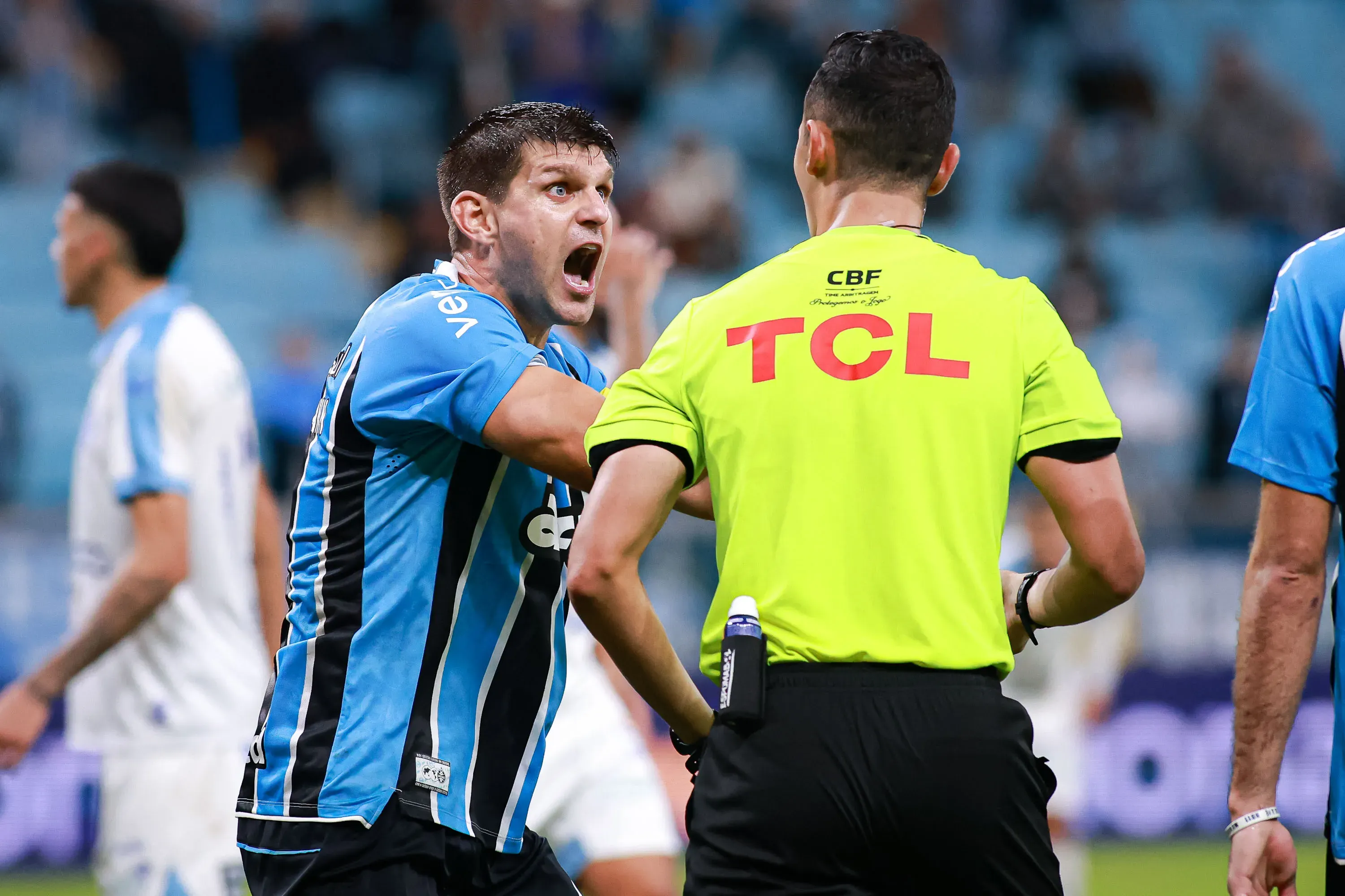 Kannemann já cumpriu jogo de suspensão e está livre para enfrentar o Palmeiras – Foto: Maxi Franzoi/AGIF