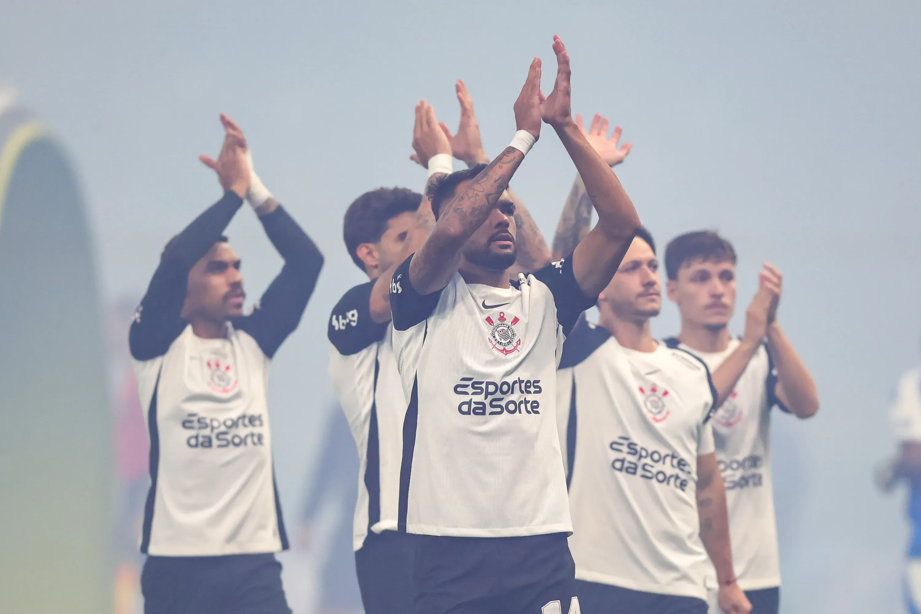 Jogadores do Corinthians durante entrada em campo para partida contra o Cruzeiro no estadio Mineirao pelo campeonato Brasileiro A 2025.