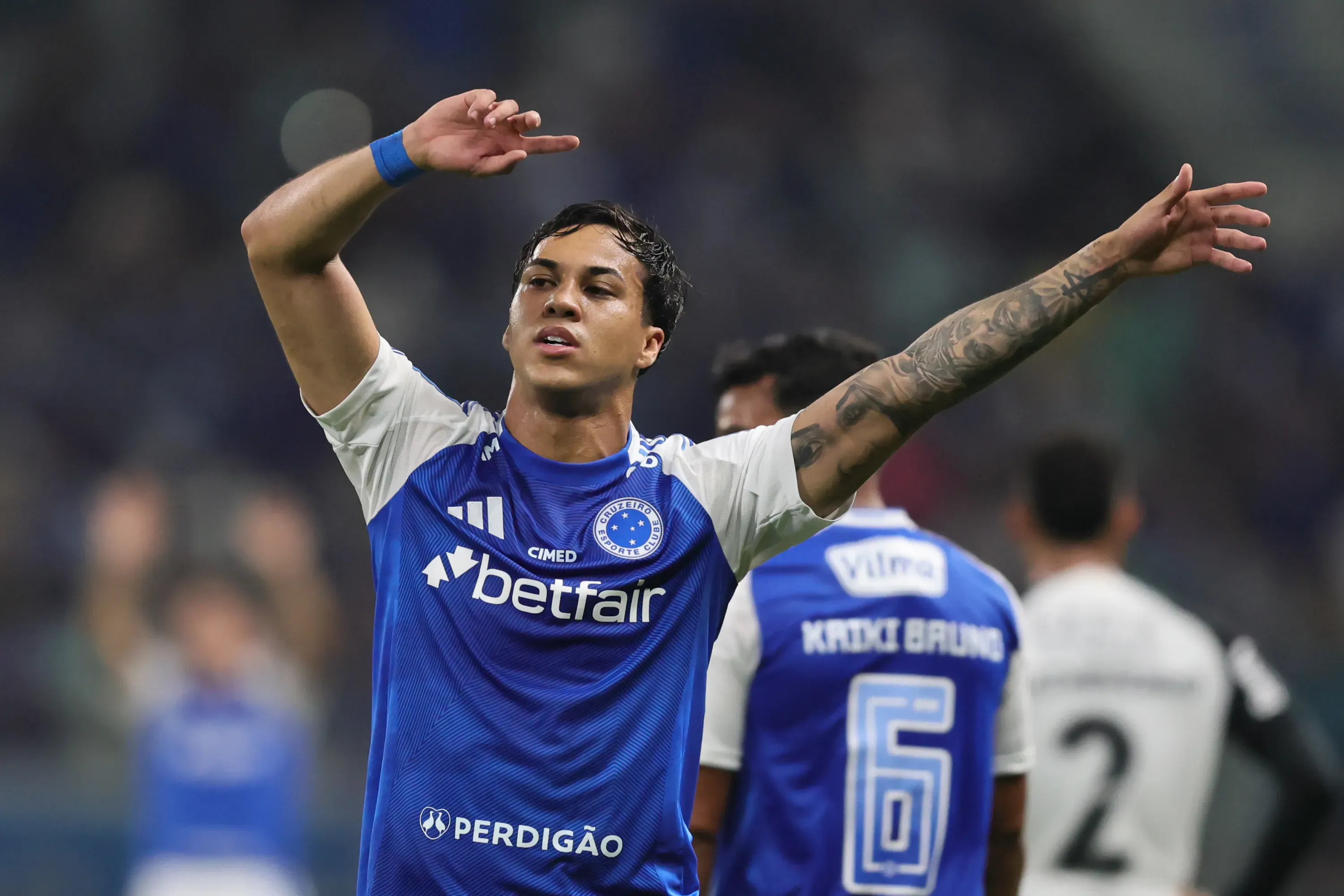 Kaio Jorge comemora um de seus gols pelo Cruzeiro. Foto: Gilson Lobo/AGIF