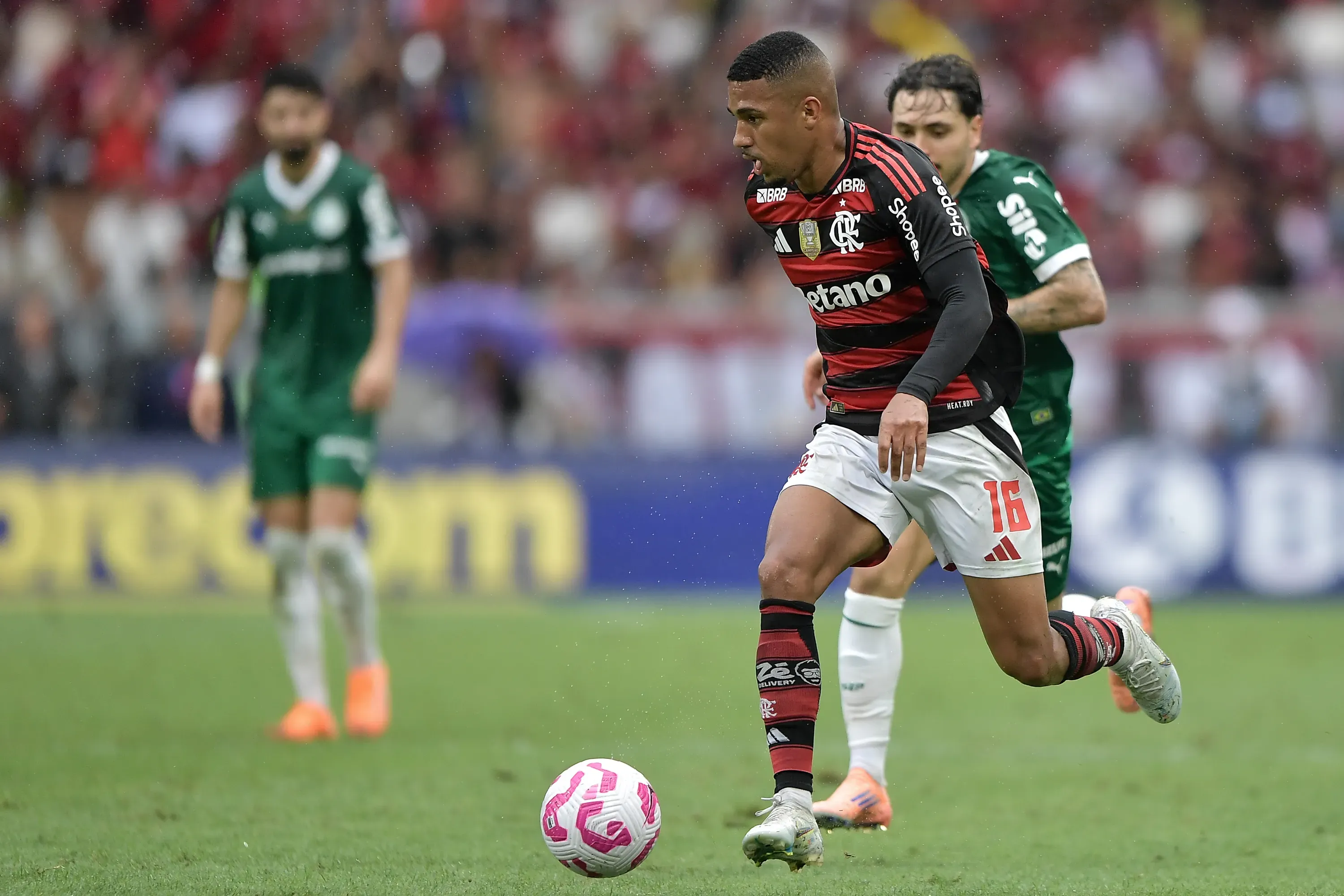 Jogador do Flamengo durante partida contra o Palmeiras no estadio Maracana pelo campeonato Brasileiro A 2025.