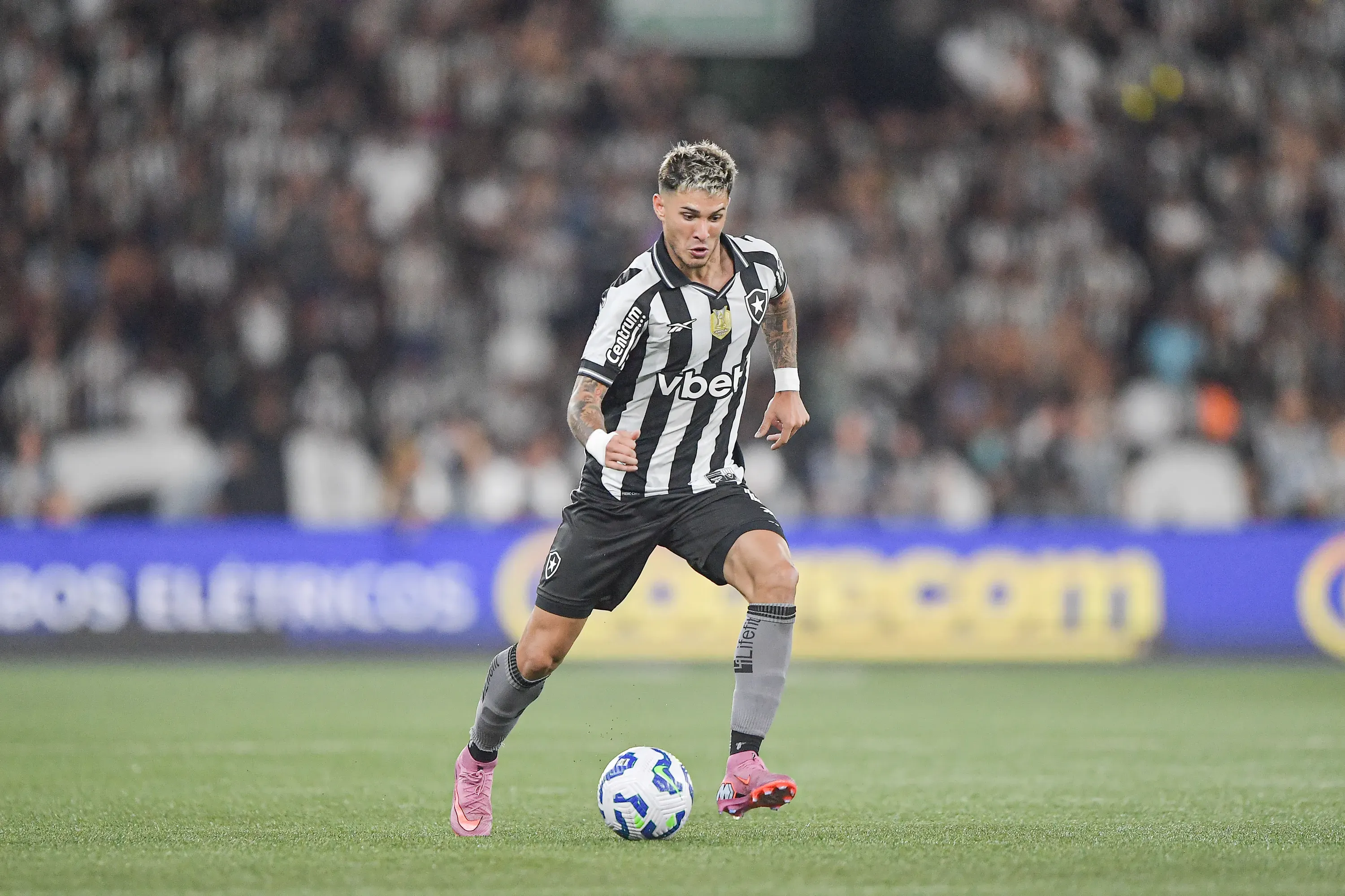 Mateo Ponte em ação pelo Botafogo. Foto: Thiago Ribeiro/AGIF