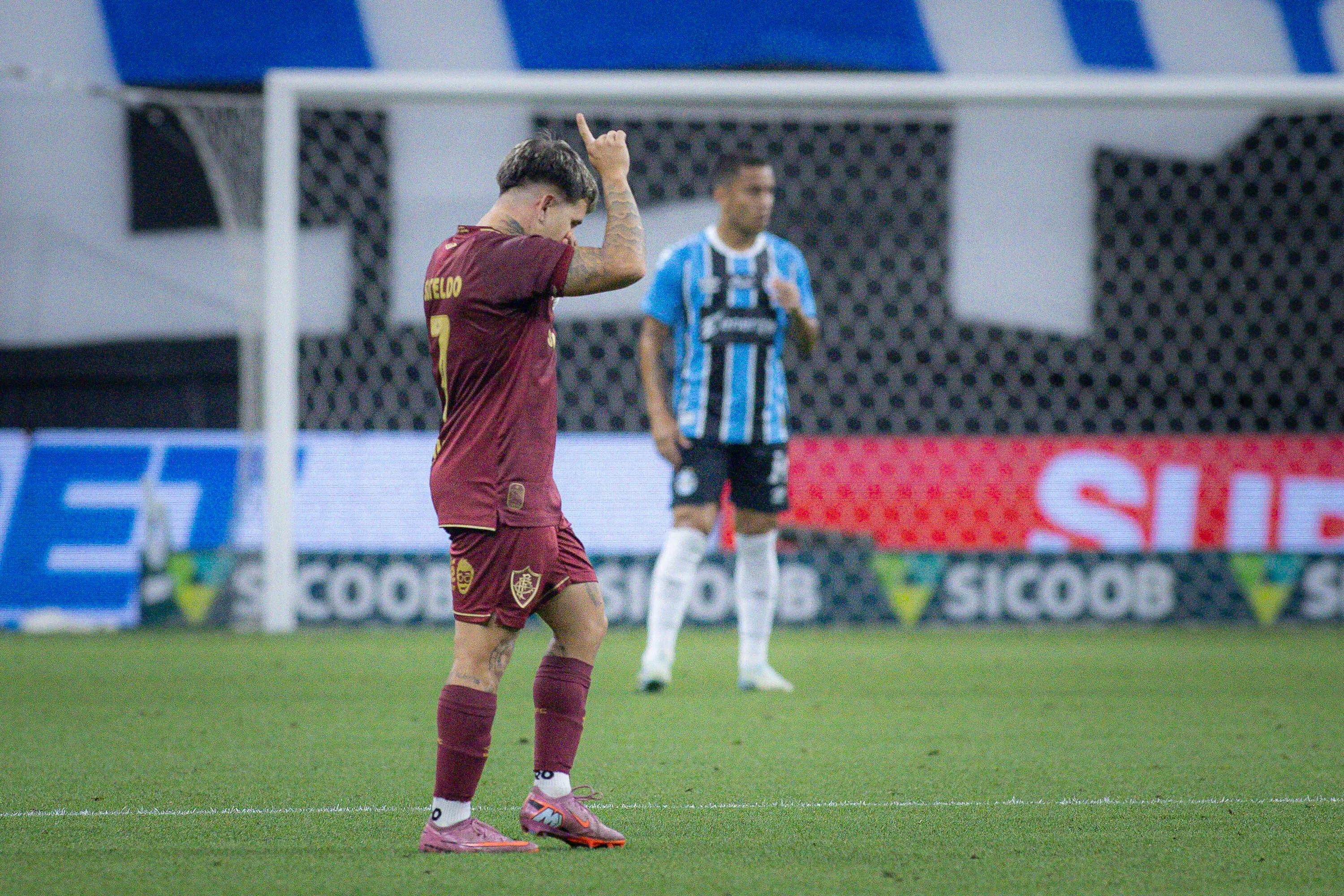Soteldo comemora um de seus gols pelo Fluminense diante do Grêmio. Foto: Maxi Franzoi/AGIF