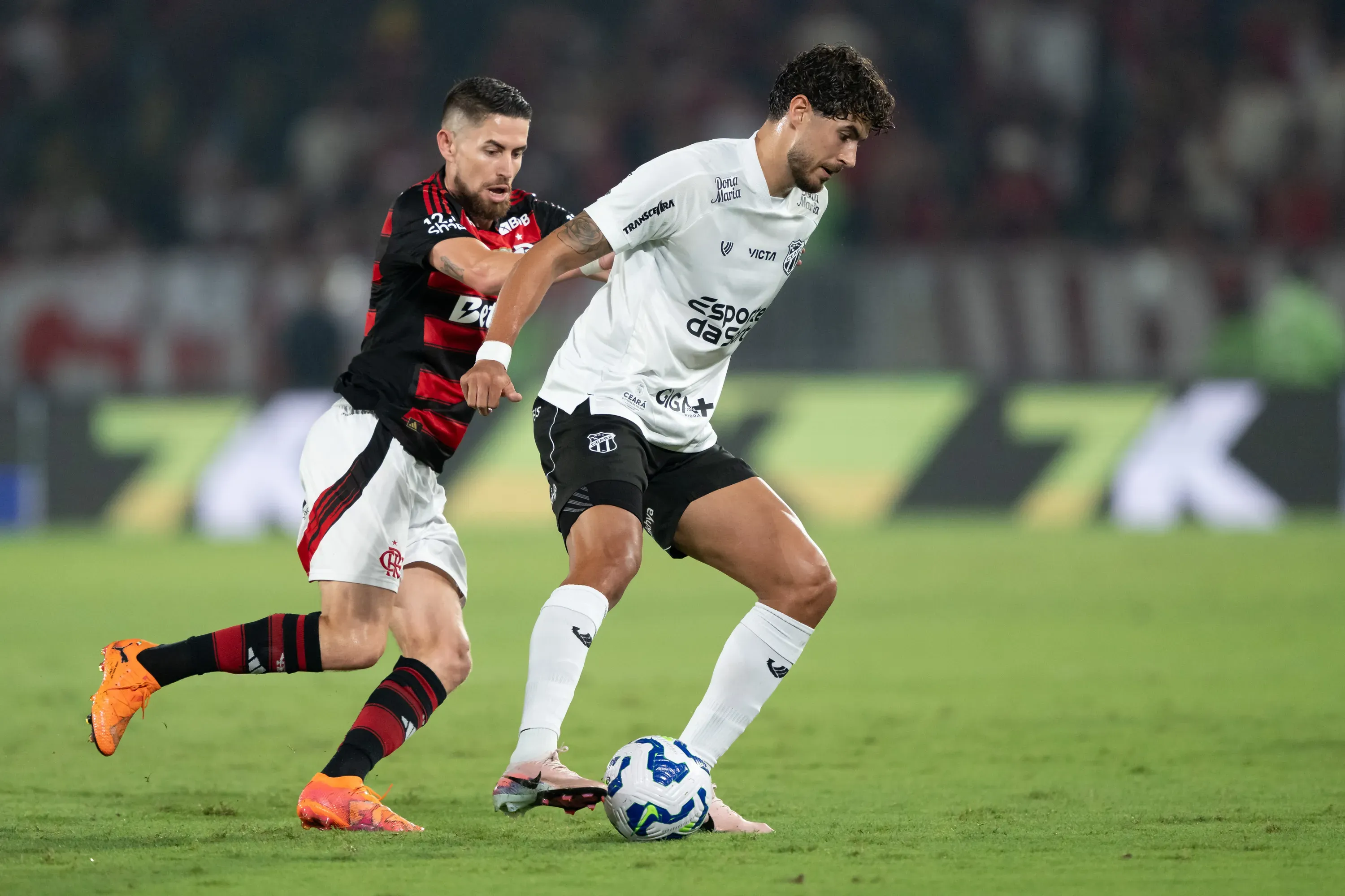 Jorginho jogador do Flamengo disputa lance com Pedro Raul jogador do Ceara durante partida no estadio Maracana pelo campeonato Brasileiro A 2025. Foto: Jorge Rodrigues/AGIF