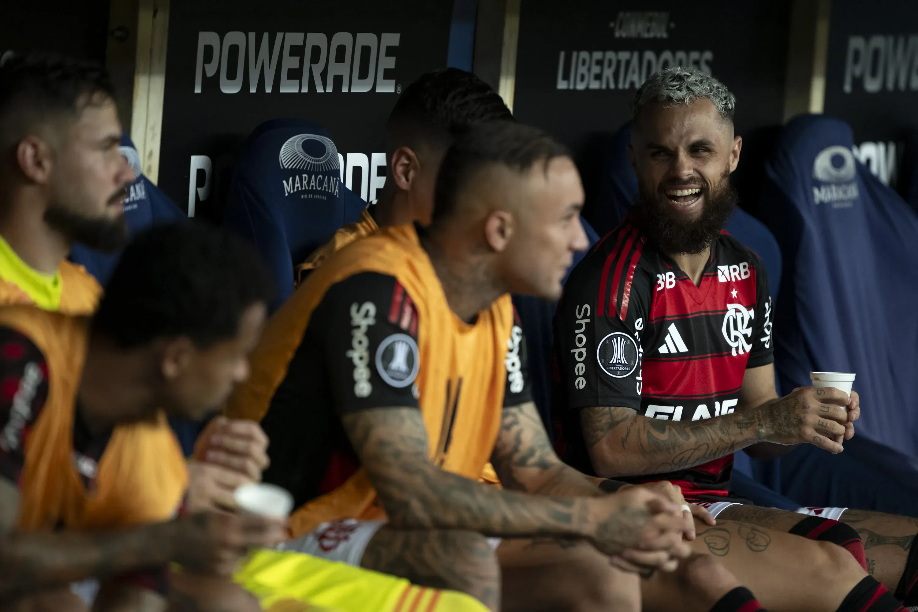 Michael jogador do Flamengo no banco de reservas antes da partida contra o Cordoba no estadio Maracana pelo campeonato Copa Libertadores 2025. Foto: Jorge Rodrigues/AGIF
