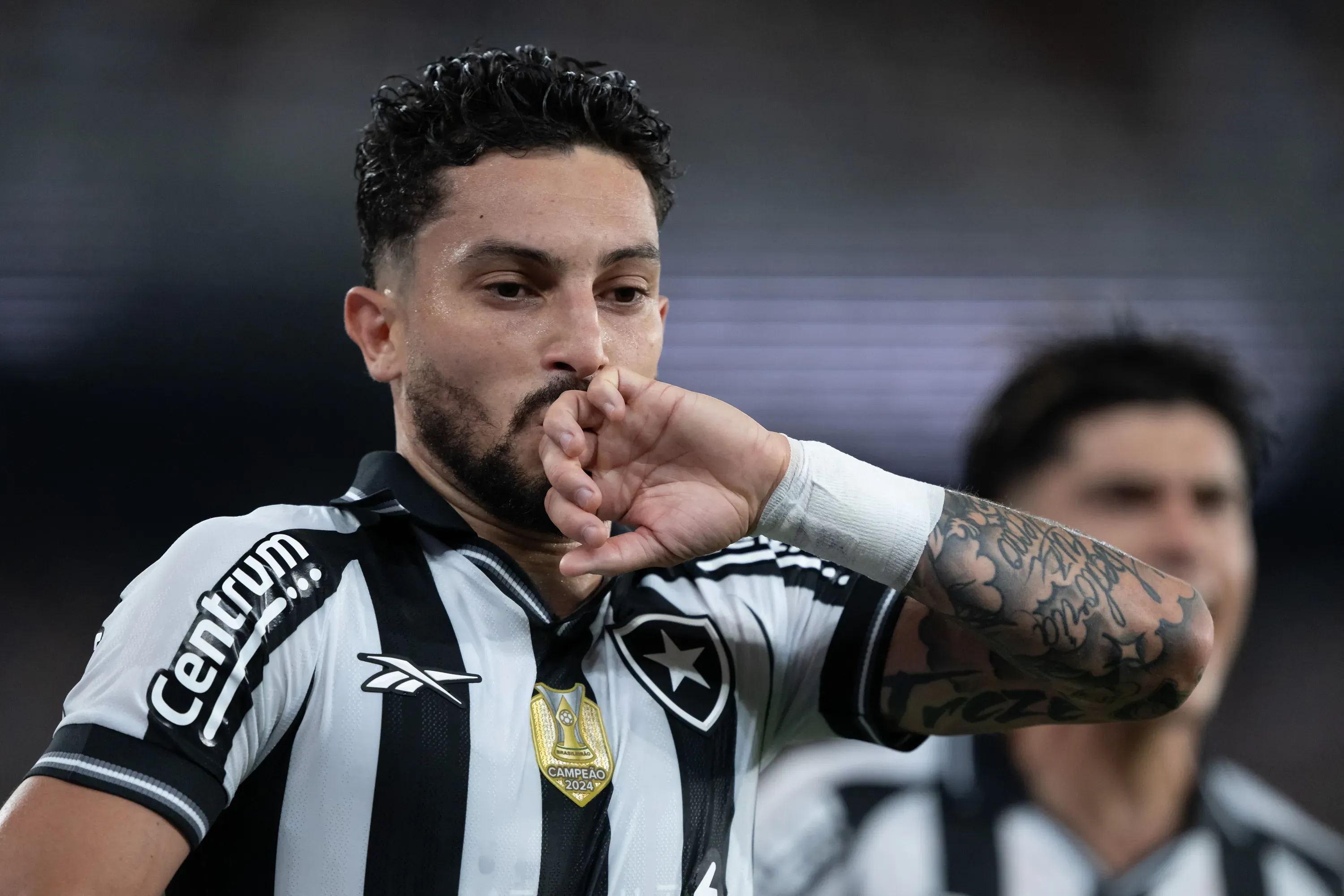 RJ – RIO DE JANEIRO – 11/09/2025 – COPA DO BRASIL 2025, BOTAFOGO X VASCO – Alex Telles jogador do Botafogo comemora seu gol durante partida contra o Vasco no estadio Engenhao pelo campeonato Copa Do Brasil 2025. Foto: Jorge Rodrigues/AGIF