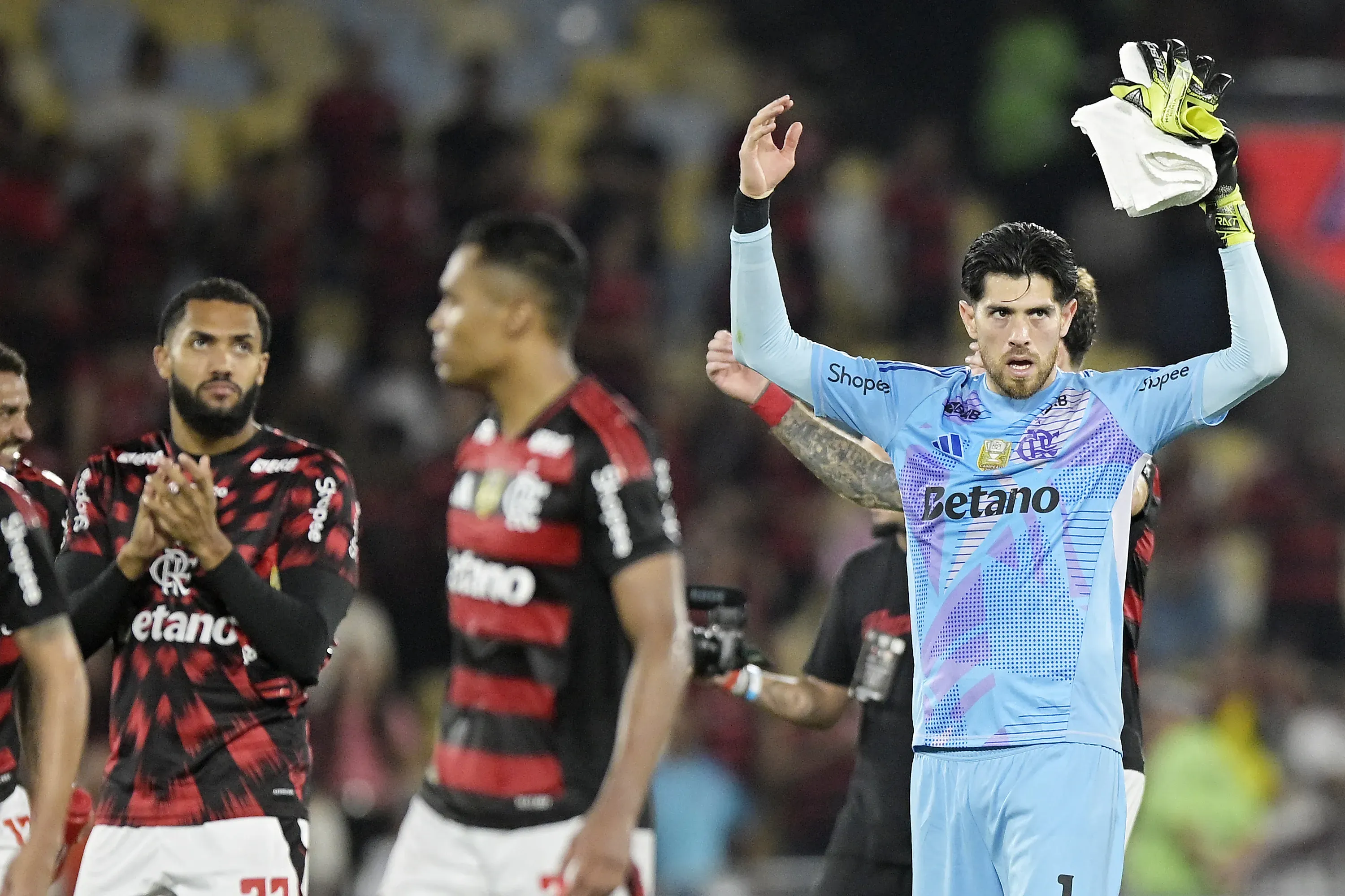 Rossi jogador do Flamengo comemora a vitoria apos a partida contra o Bragantino no estadio Maracana pelo campeonato Brasileiro A 2025. Foto: Alexandre Loureiro/AGIF