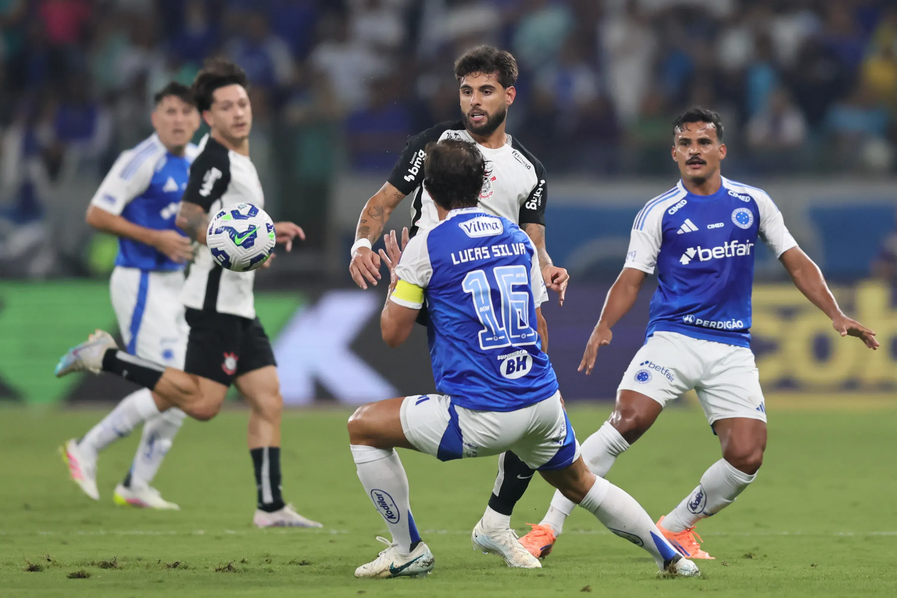 Em prévia, o Cruzeiro derrotou o Corinthians por 3 a 0 pelo Brasileirão Betano.