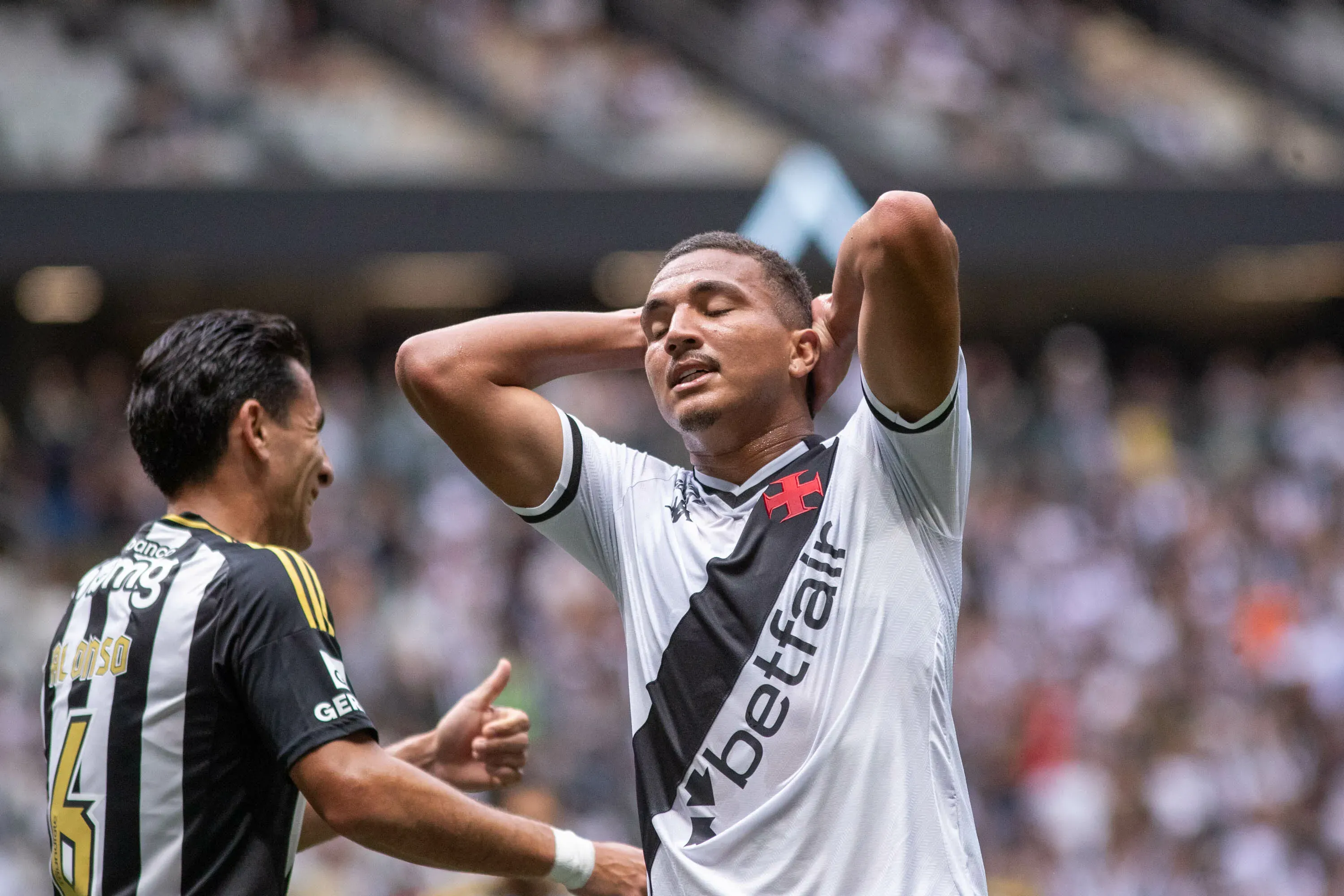 Matheus Carvalho, jogador do Vasco, em partida contra o Atlético Mineiro. Este uniforme é o atual, ainda com a Kappa – Foto: Fernando Moreno/AGIF