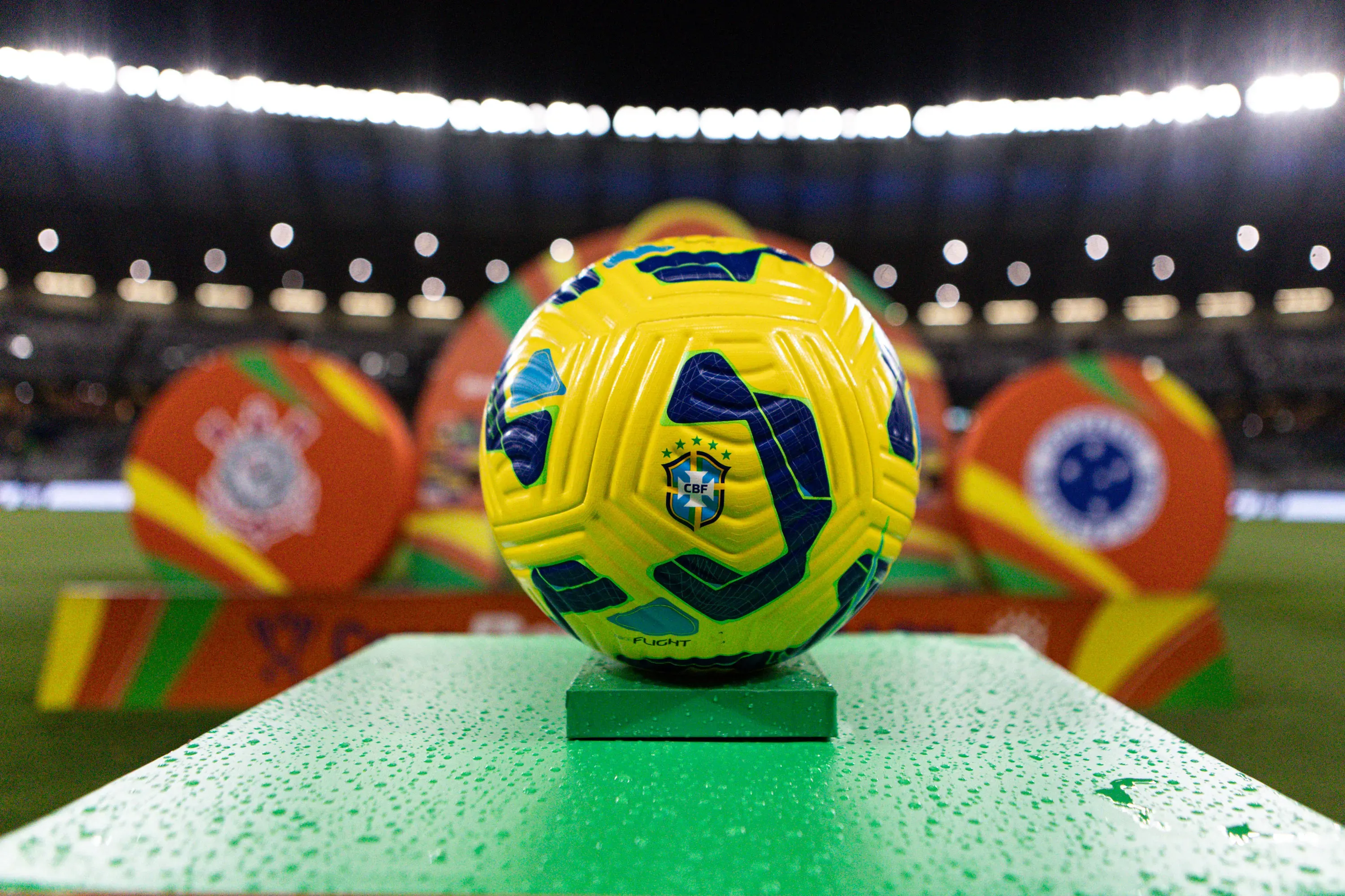 A bola de Cruzeiro x Corinthians – Foto: Gilson Lobo/AGIF