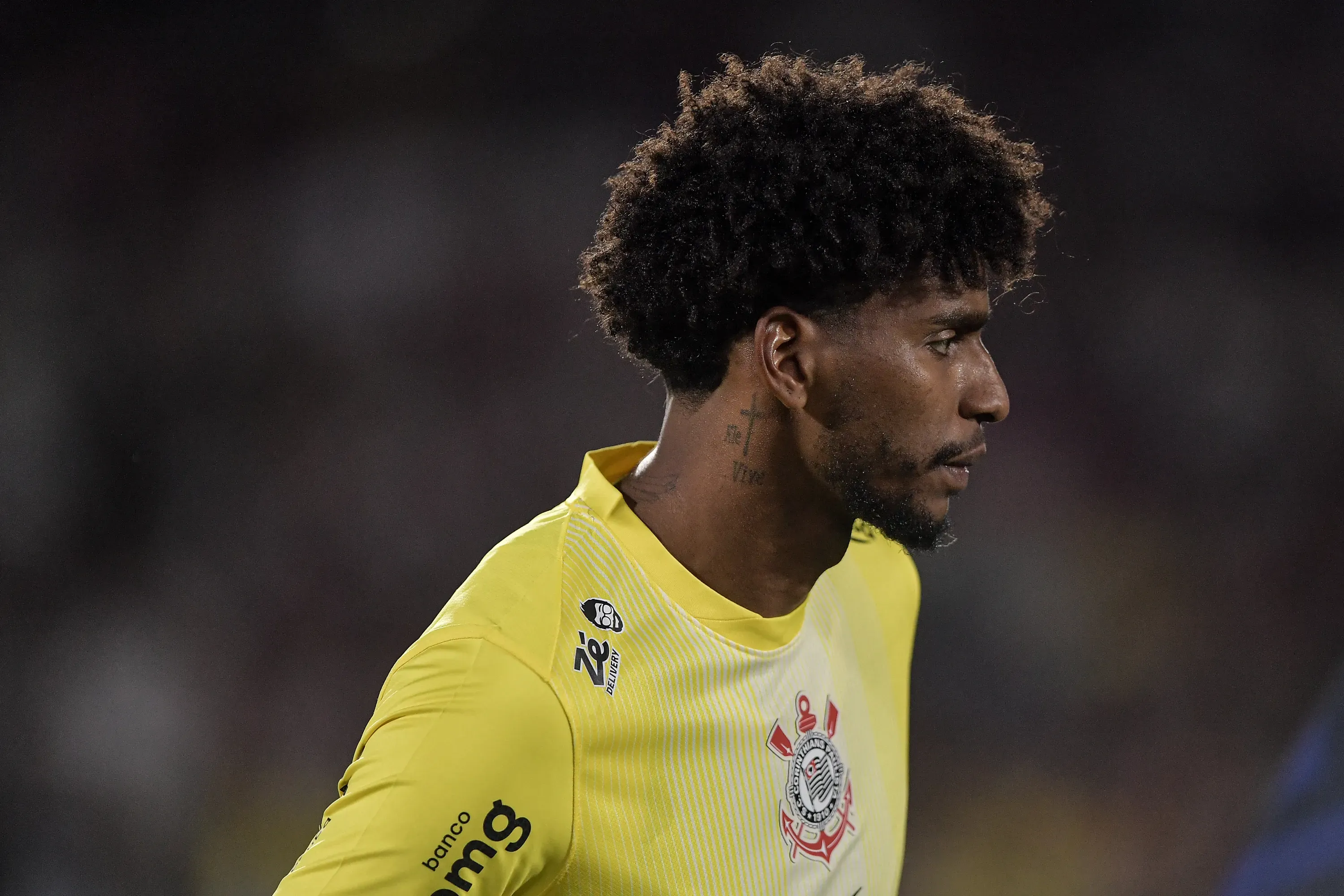 Camisa 1 do Timão, Hugo Souza até tentou ganhar um tempinho, mas foi reprimido por Anderson Daronco – Foto: Thiago Ribeiro/AGIF