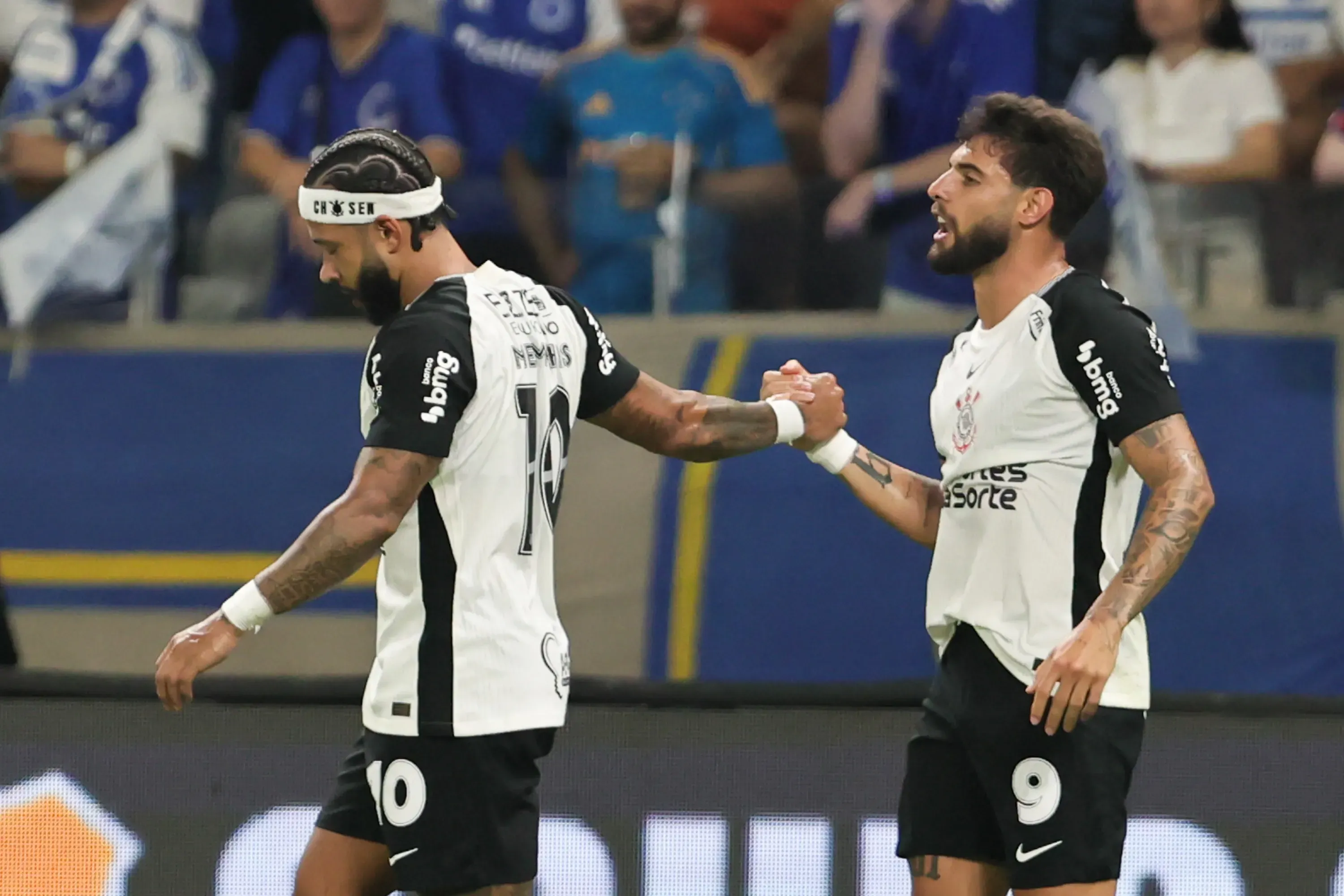 Depay marca em Cruzeiro x Corinthians no Mineirão. Foto: Gilson Lobo/AGIF