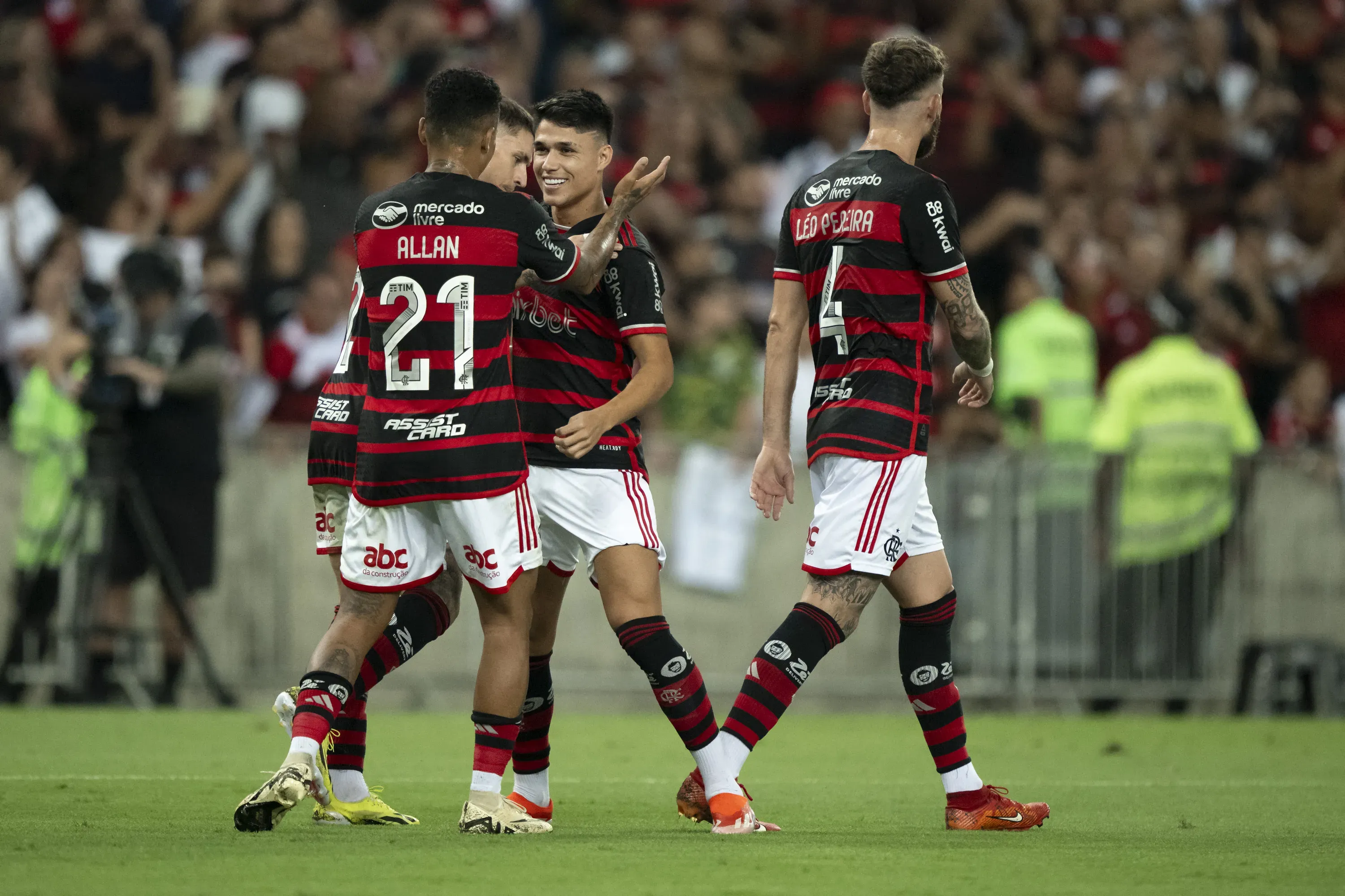 Luiz Araujo jogador do Flamengo comemora seu gol com Allan jogador da sua equipe durante partida contra o Sao Paulo. Foto: Jorge Rodrigues/AGIF