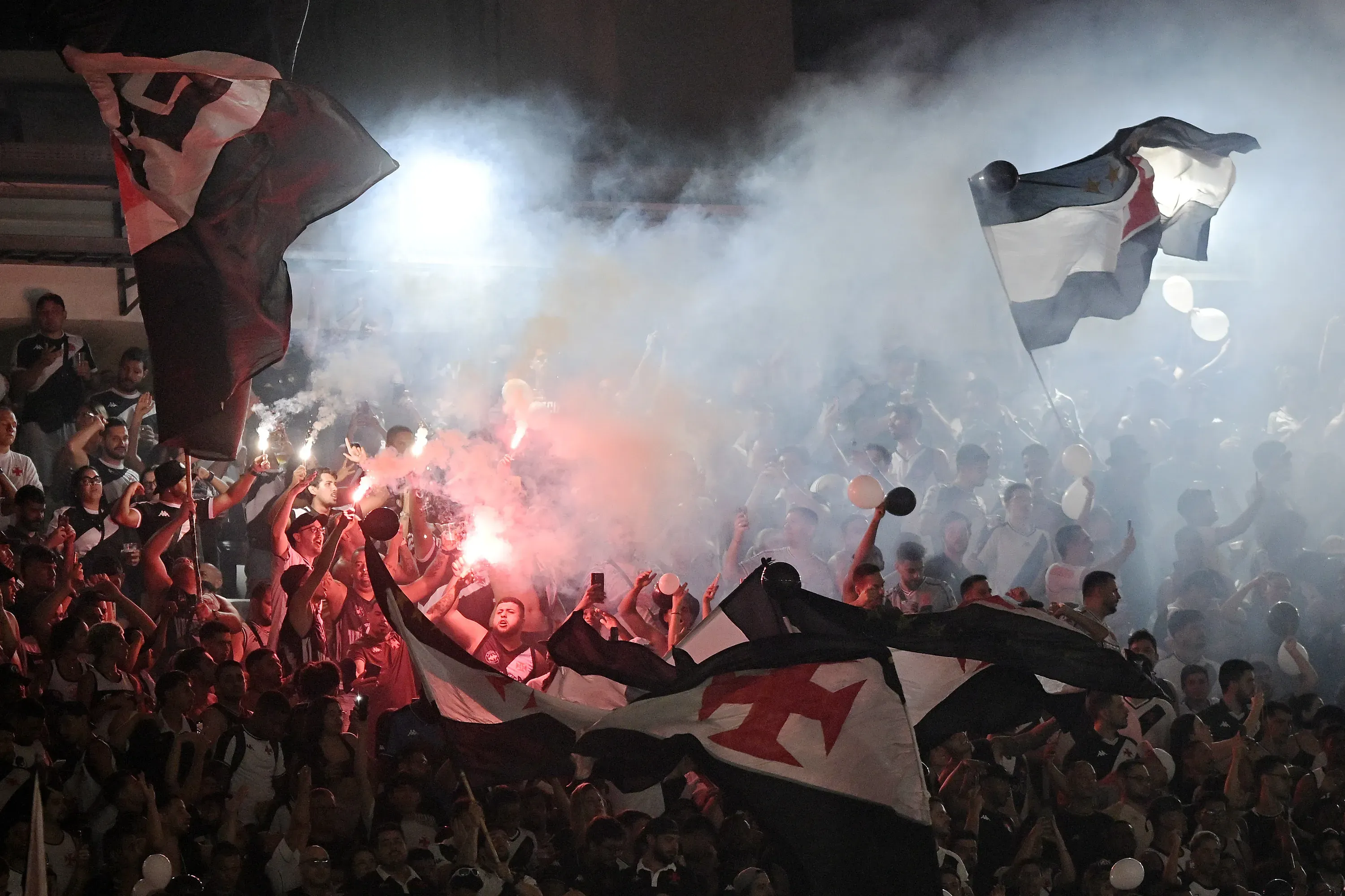 Torcida do Vasco na classificação contra o Fluminense no Maracanã. Foto: Alexandre Loureiro/AGIF