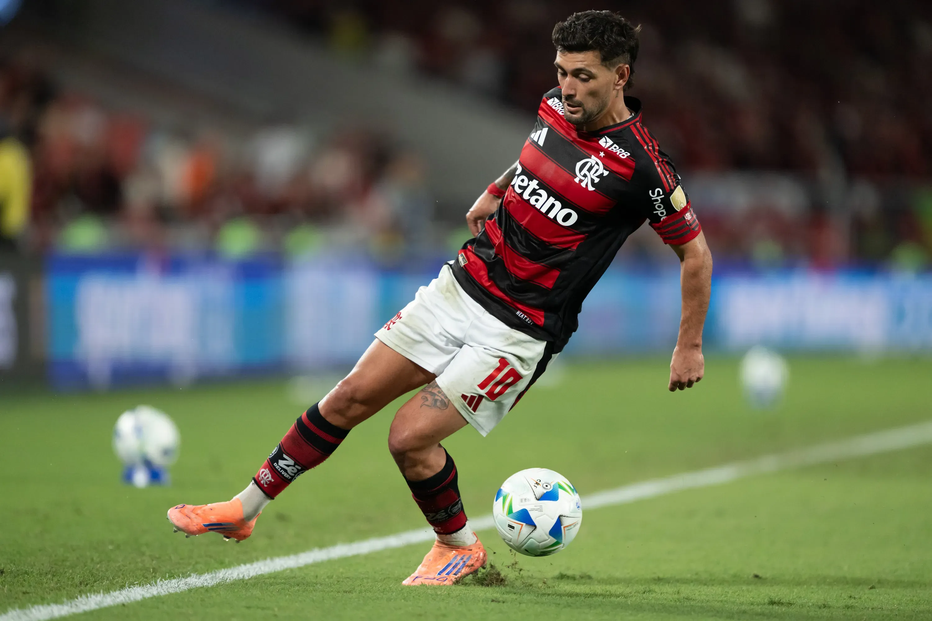 Arrascaeta durante partida pelo Flamengo. Foto: Jorge Rodrigues/AGIF