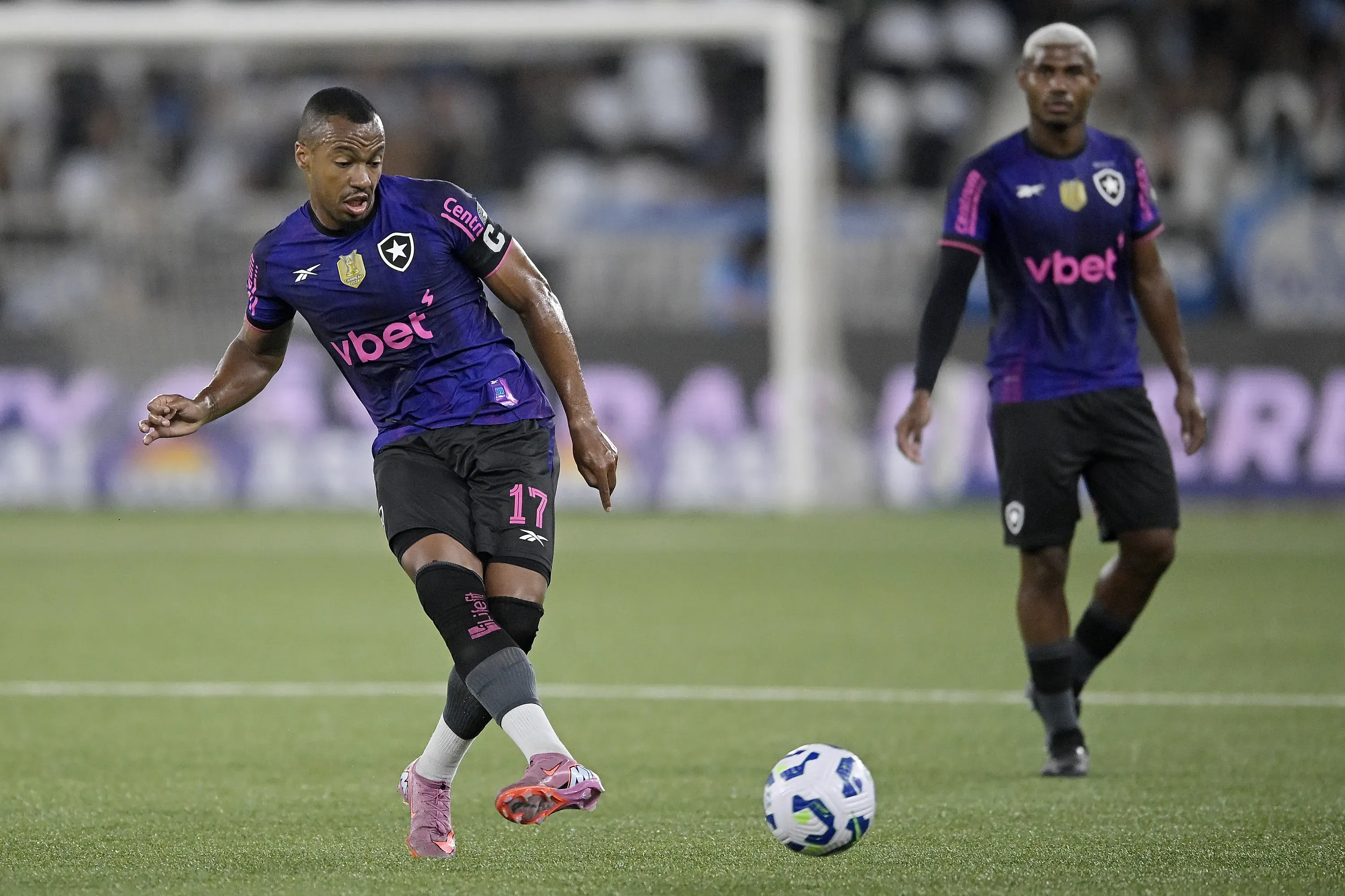 Marlon Freitas jogador do Botafogo durante partida contra o Gremio no estadio Engenhao pelo campeonato Brasileiro A 2025. Foto: Alexandre Loureiro/AGIF