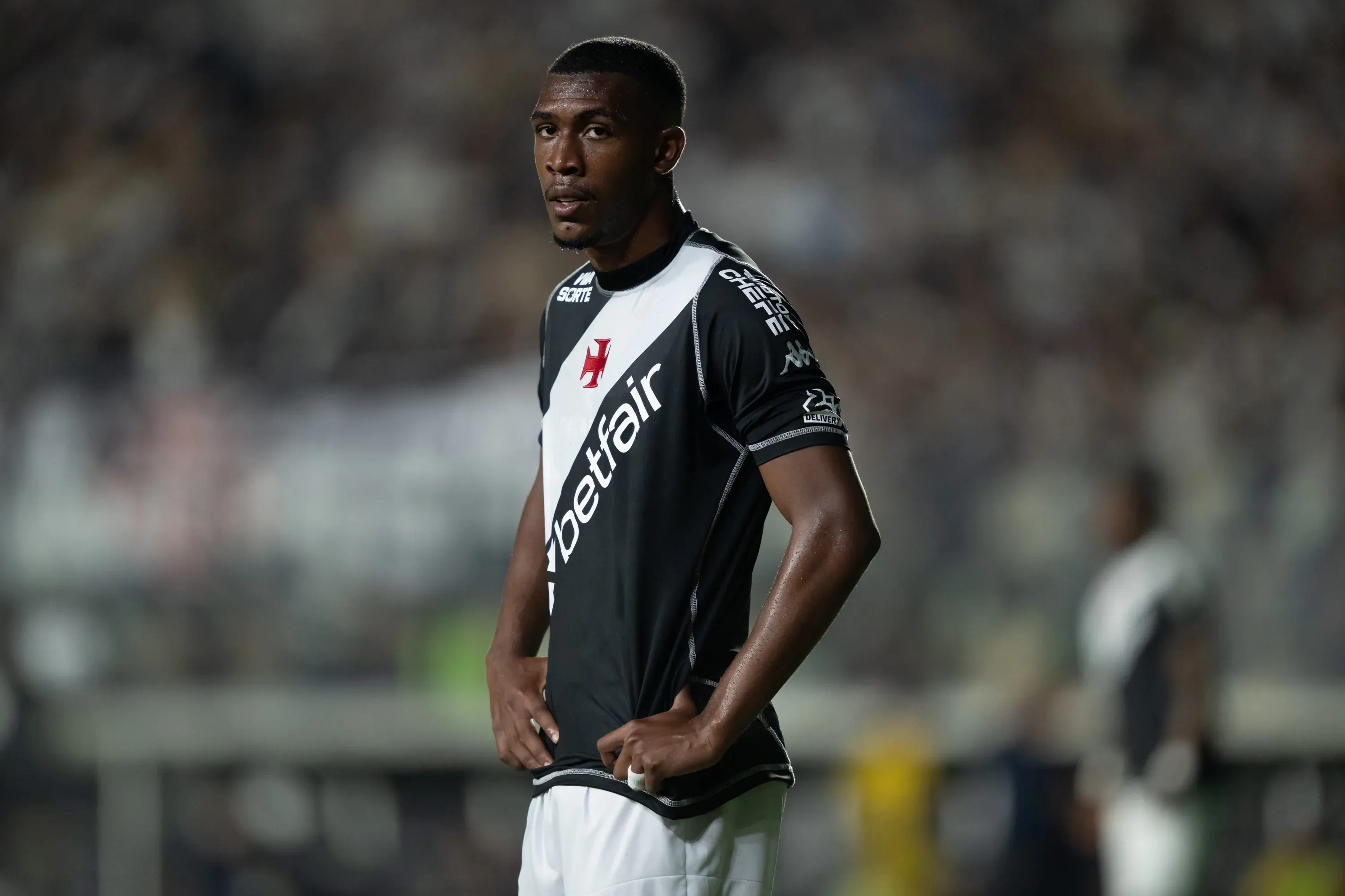 RJ – RIO DE JANEIRO – 02/12/2025 – BRASILEIRO A 2025, VASCO X MIRASSOL – Rayan jogador do Vasco durante partida contra o Mirassol no estadio Sao Januario pelo campeonato Brasileiro A 2025. Foto: Jorge Rodrigues/AGIF