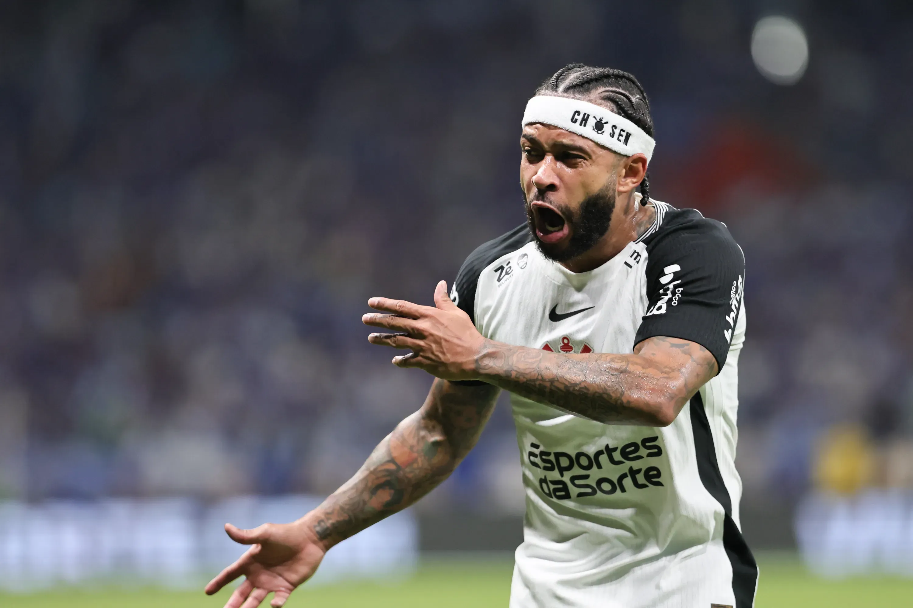 Depay marcou o gol do Corinthians contra o Cruzeiro no Mineirão. Foto: Gilson Lobo/AGIF