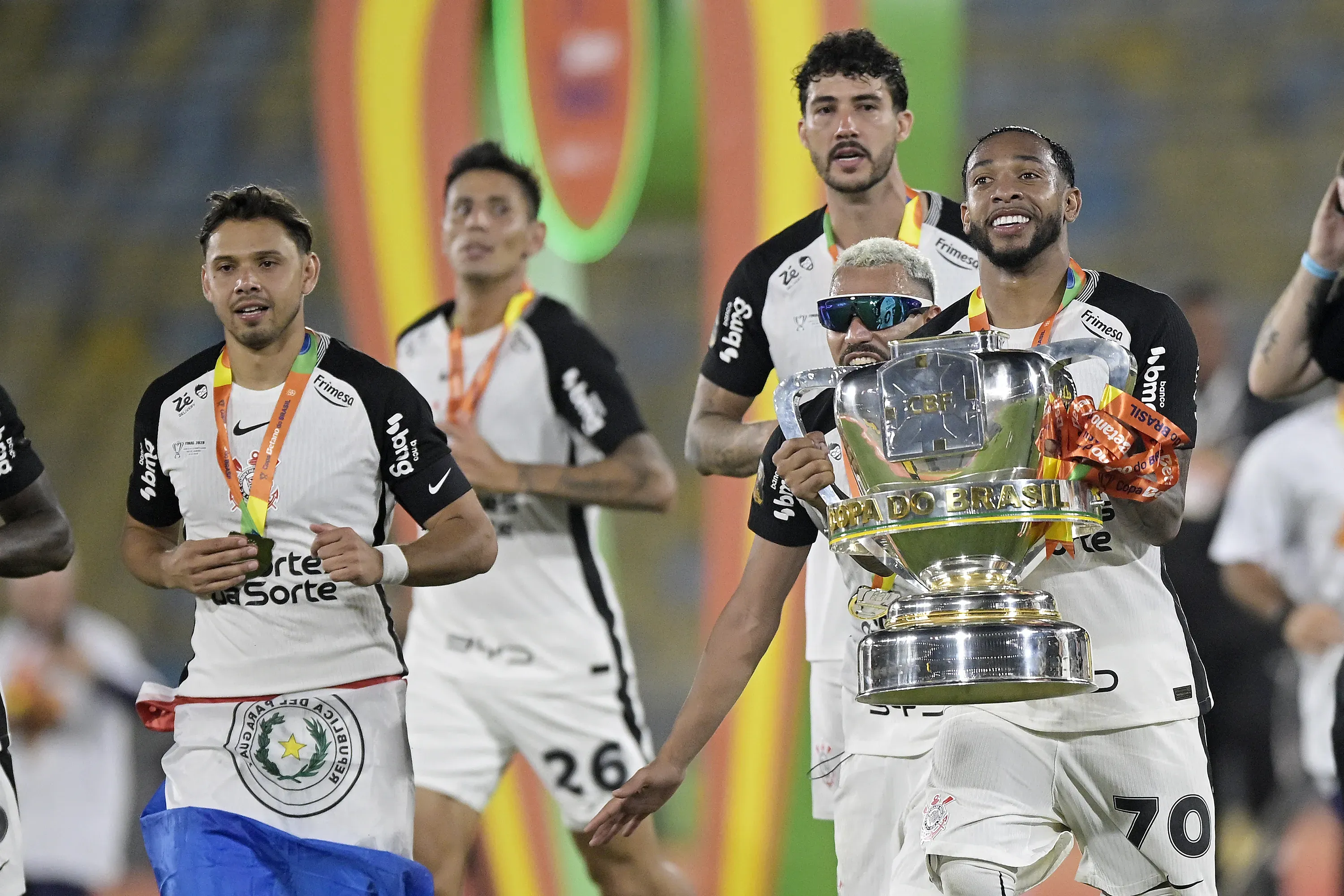Jogadores do Corinthians levantam a taca apos a partida contra o Vasco no estadio Maracana pelo campeonato Copa Do Brasil 2025. Foto: Alexandre Loureiro/AGIF