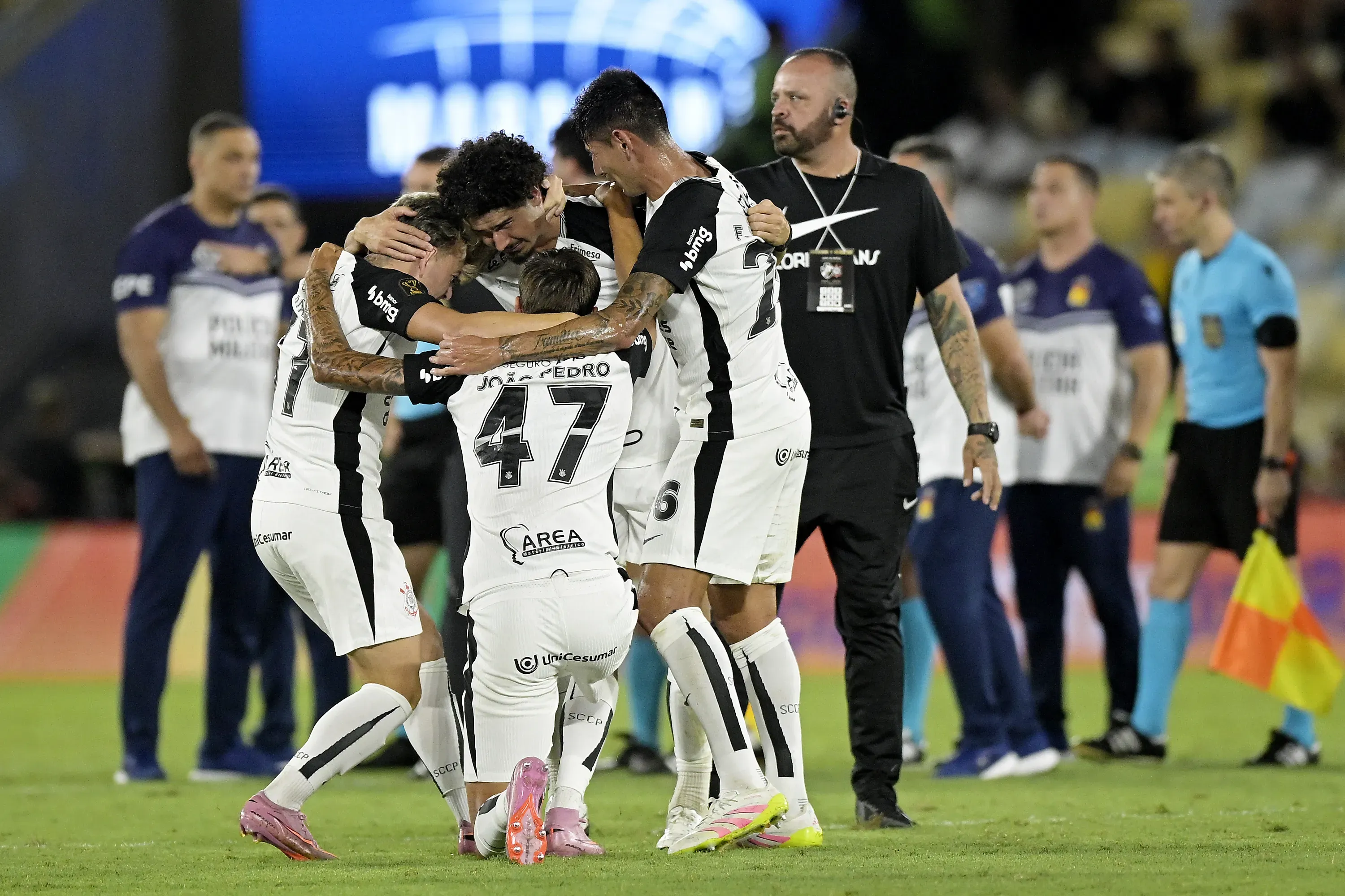 RJ – RIO DE JANEIRO – 21/12/2025 – COPA DO BRASIL 2025, VASCO X CORINTHIANS –  jogadores do Corinthians comemoram a vitoria e o titulo apos a partida contra o Vasco no estadio Maracana pelo campeonato Copa Do Brasil 2025. Foto: Alexandre Loureiro/AGIF