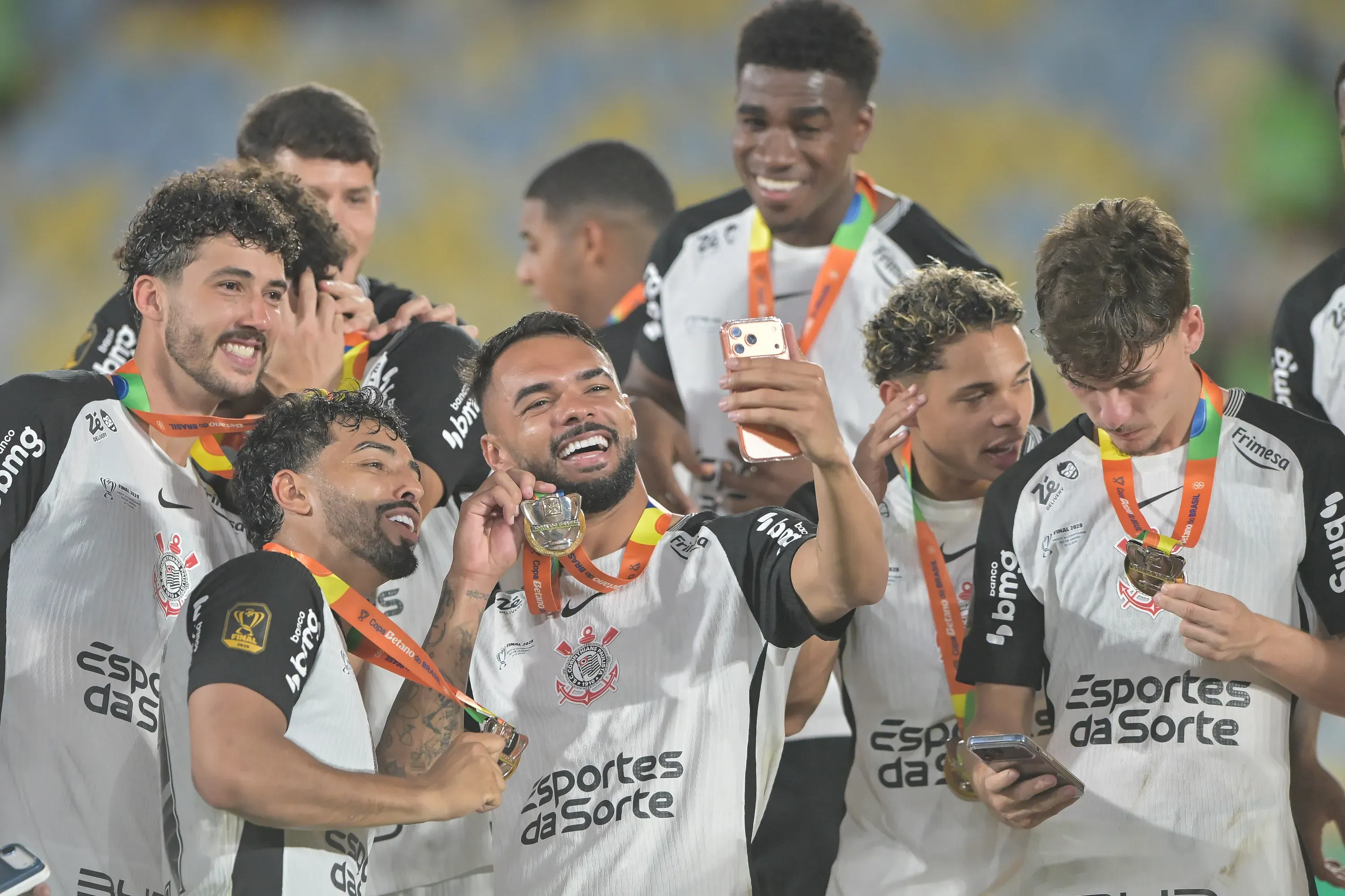 Jogadores do Corinthians comemoram titulo de campeão após partida contra o Vasco no estádio Maracanã pela decisão do campeonato Copa Do Brasil 2025. Foto: Thiago Ribeiro/AGIF