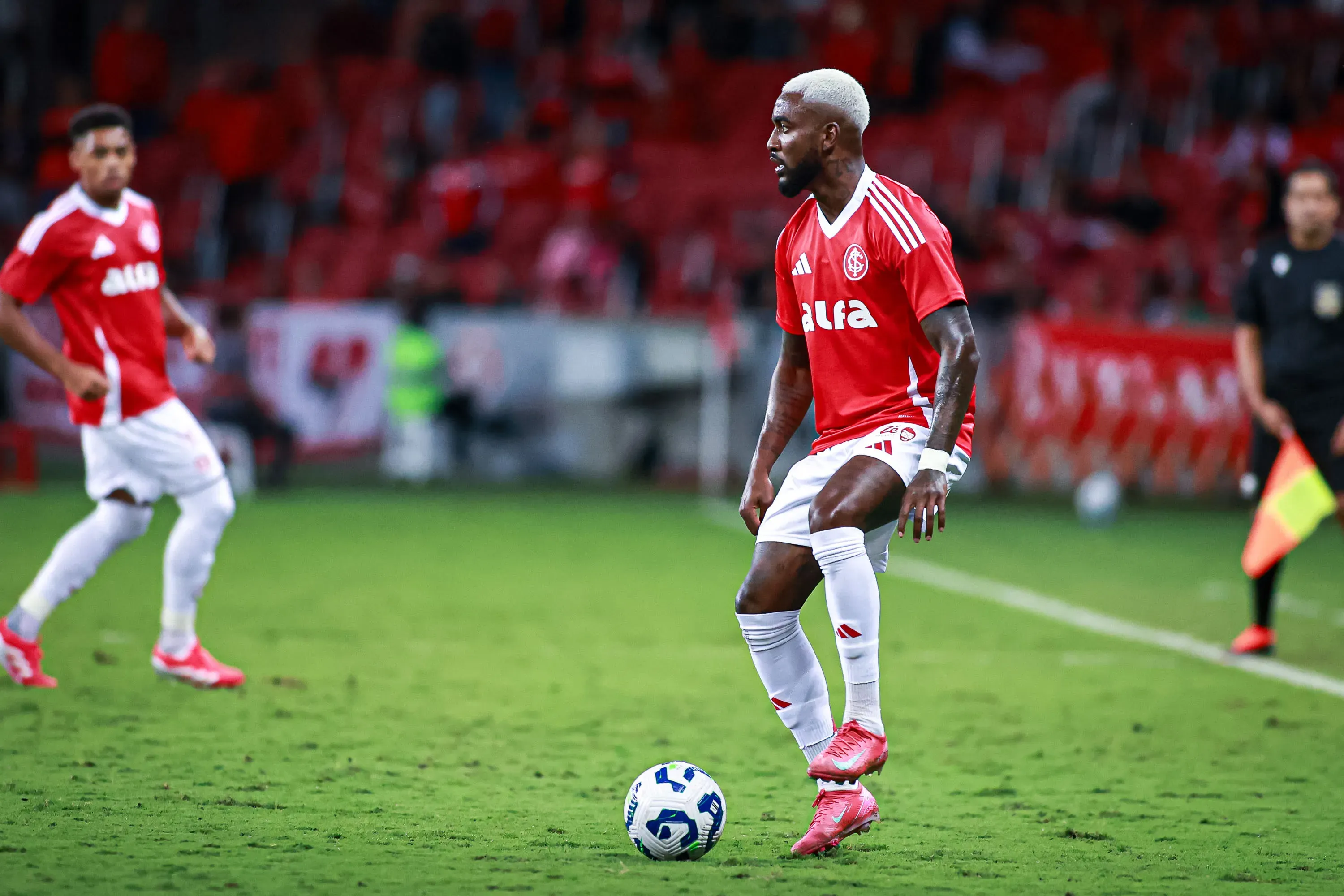 Lateral Ramon só jogou 12 partidas com a camisa do Inter, mas quer novas chances em 2026 – Foto: Maxi Franzoi/AGIF