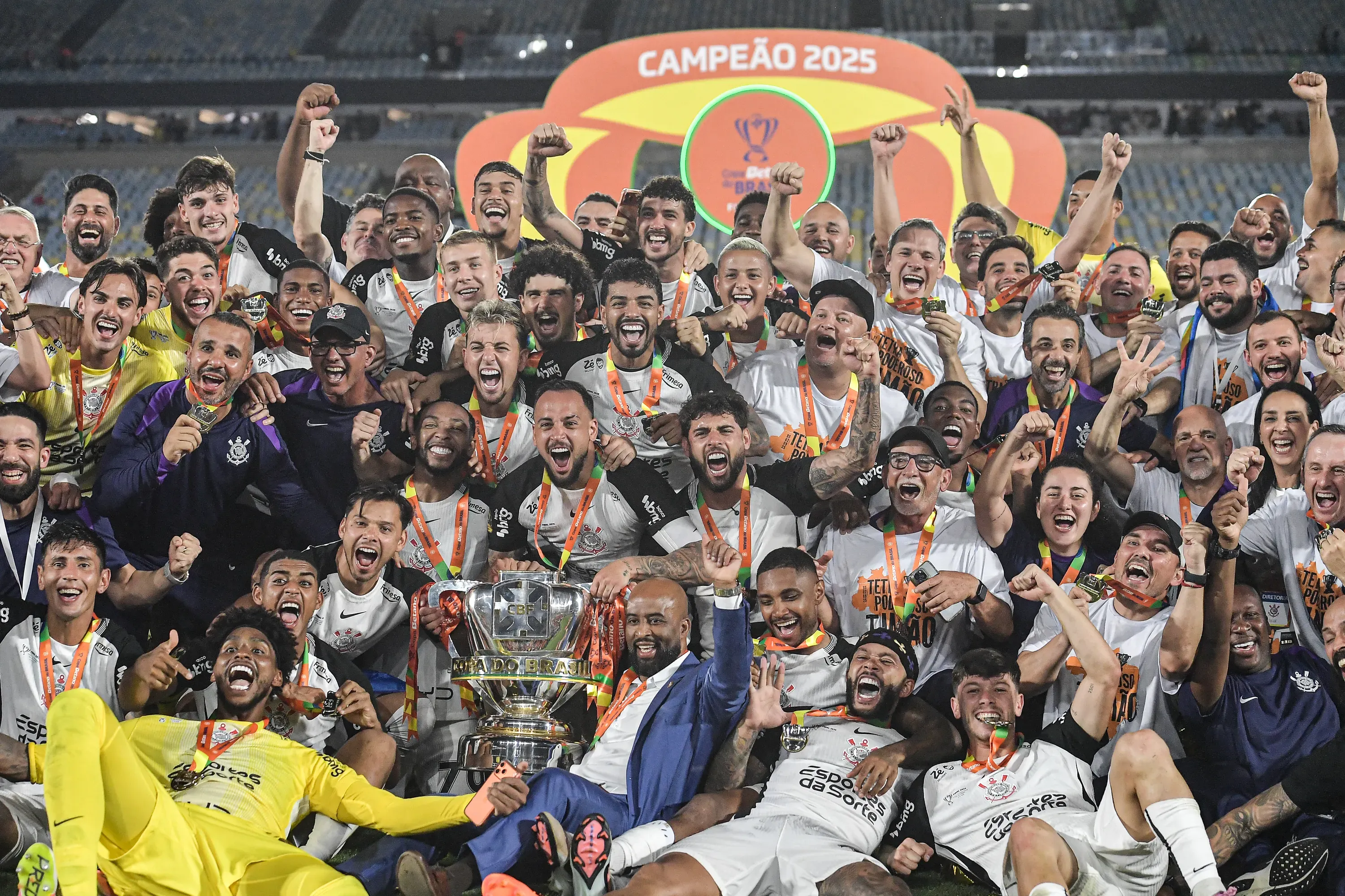 Jogadores do Corinthians comemoram titulo de campeao apos partida contra o Vasco no estadio Maracana pela decisao do campeonato Copa Do Brasil 2025. Foto: Thiago Ribeiro/AGIF