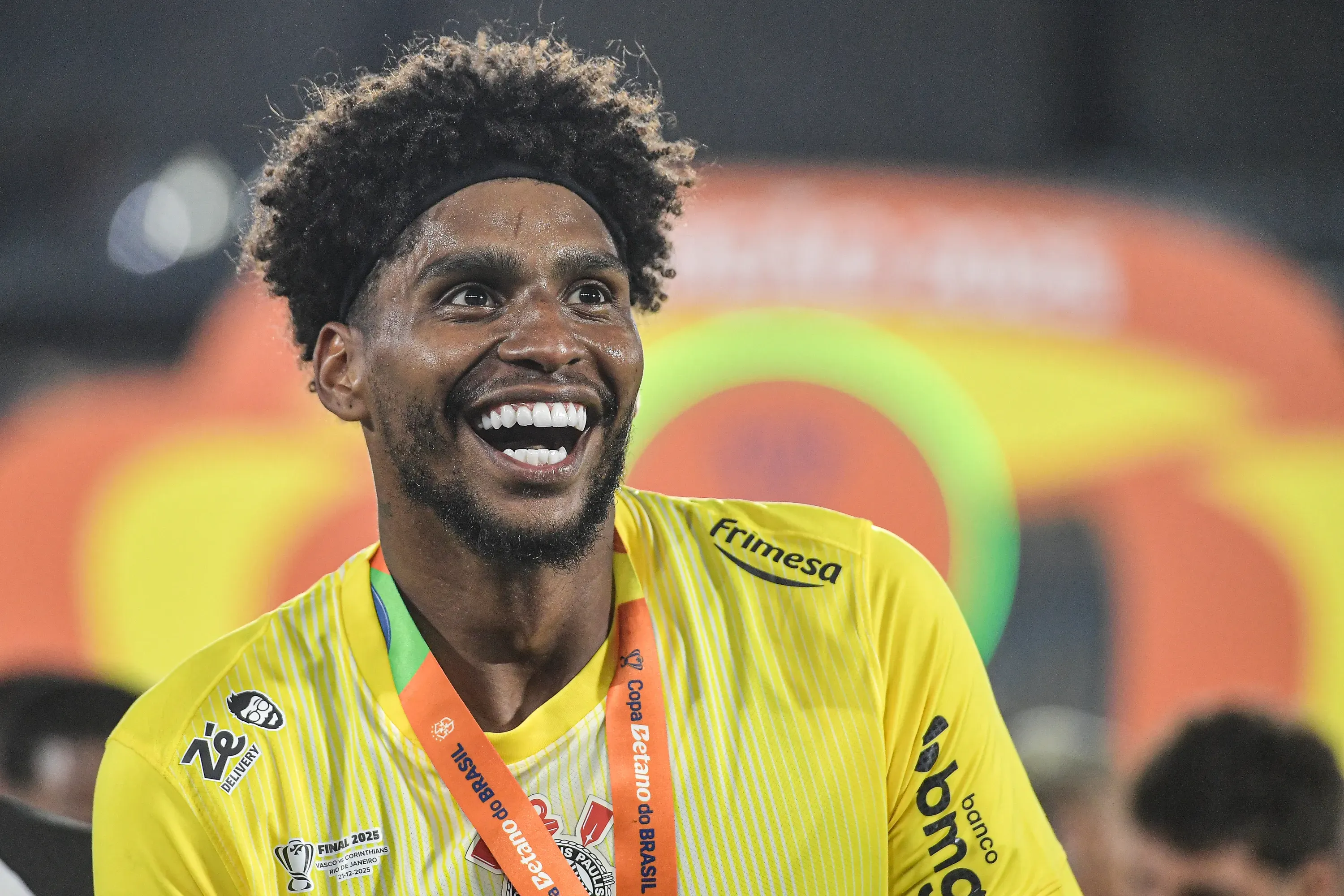 RJ – RIO DE JANEIRO – 21/12/2025 – COPA DO BRASIL 2025, VASCO X CORINTHIANS – Hugo Souza jogador do Corinthians comemora titulo de campeao apos partida contra o Vasco no estadio Maracana pela decisao do campeonato Copa Do Brasil 2025. Foto: Thiago Ribeiro/AGIF