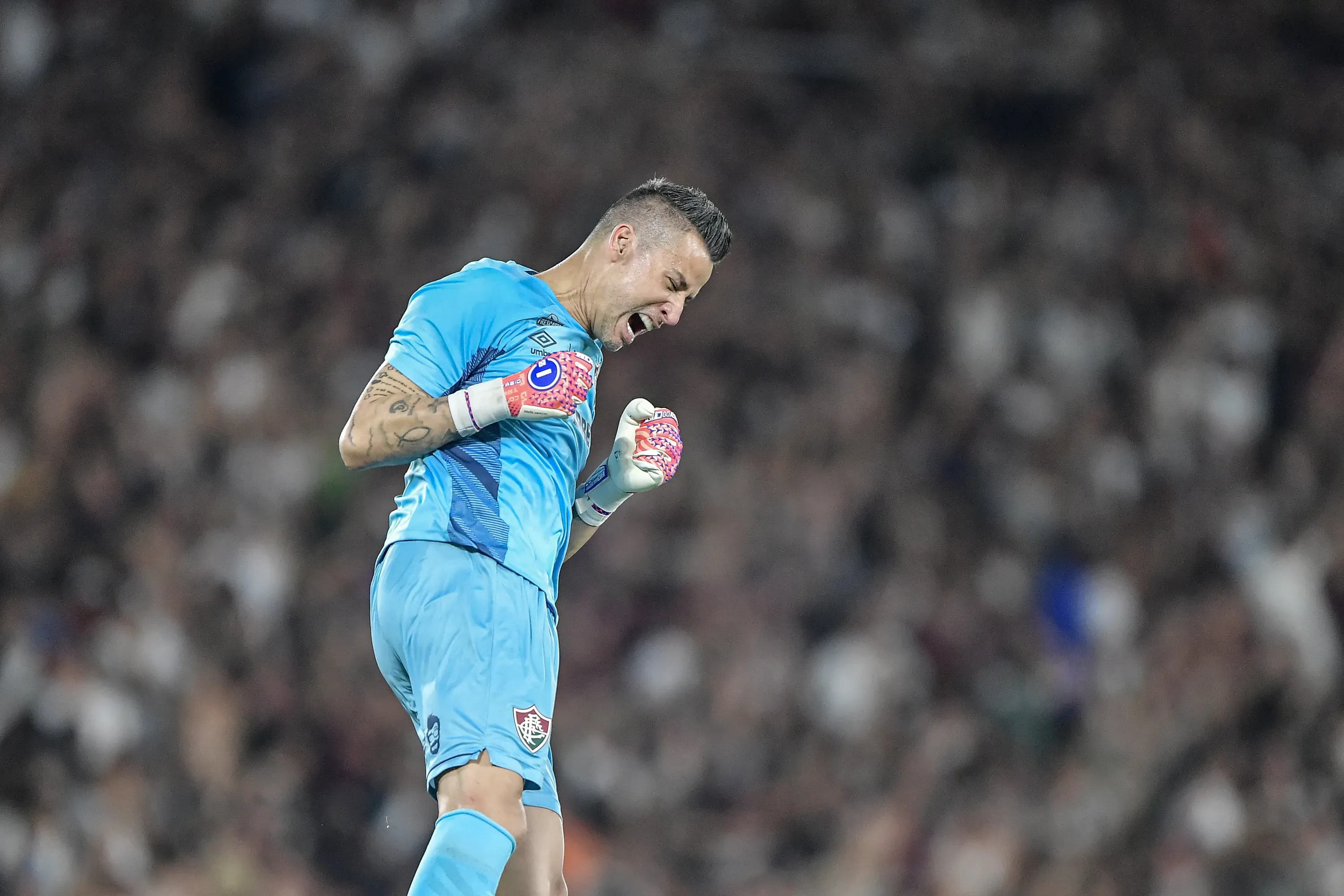 Fabio goleiro do Fluminense comemora gol durante partida contra o Vasco no estadio Maracana pelo campeonato Copa Do Brasil 2025. Foto: Thiago Ribeiro/AGIF