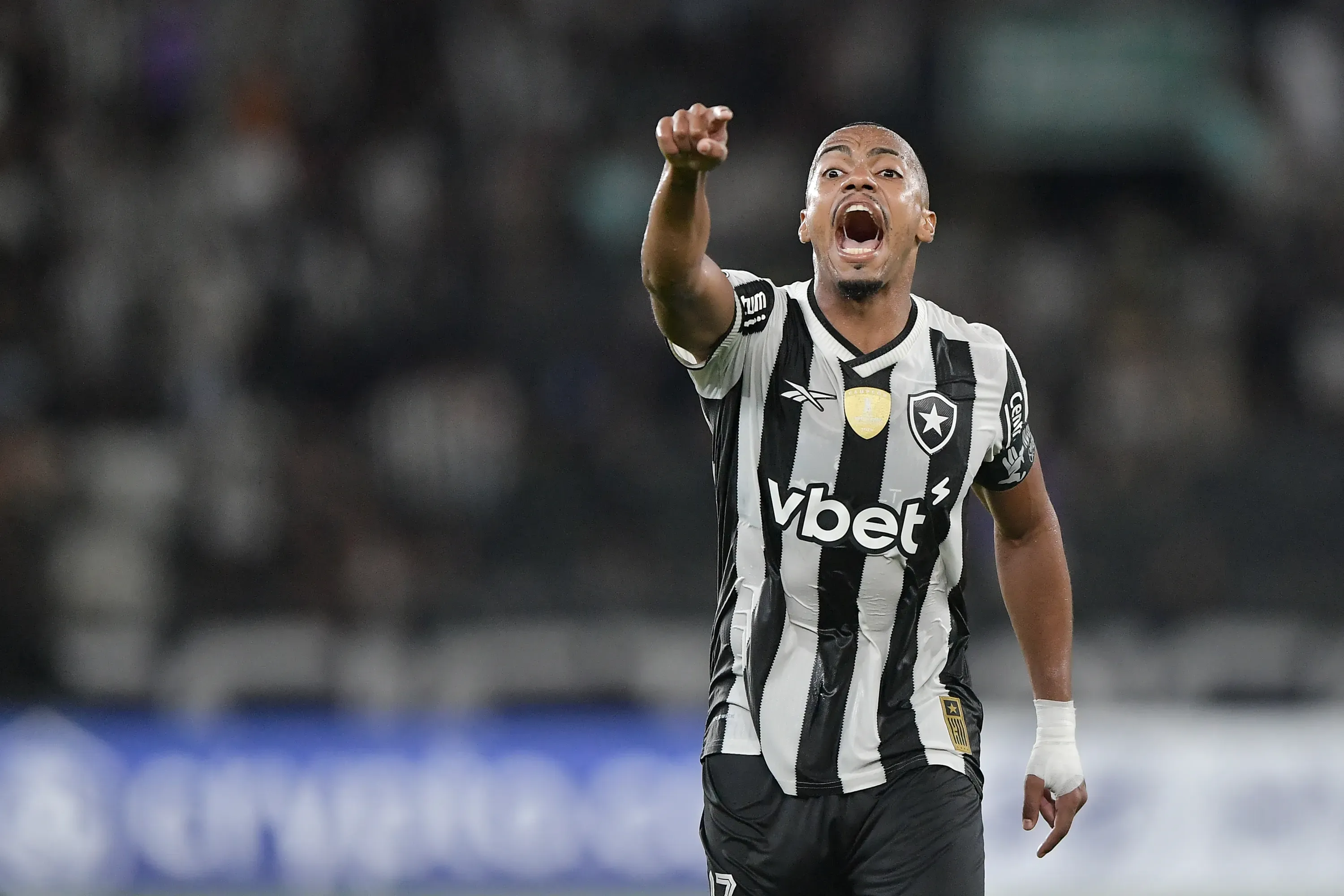 RJ – RIO DE JANEIRO – 27/05/2025 – COPA LIBERTADORES 2025, BOTAFOGO X UNIVERSIDAD DE CHILE – Marlon Freitas jogador do Botafogo durante partida contra o Universidad de Chile no estadio Engenhao pelo campeonato Copa Libertadores 2025. Foto: Thiago Ribeiro/AGIF