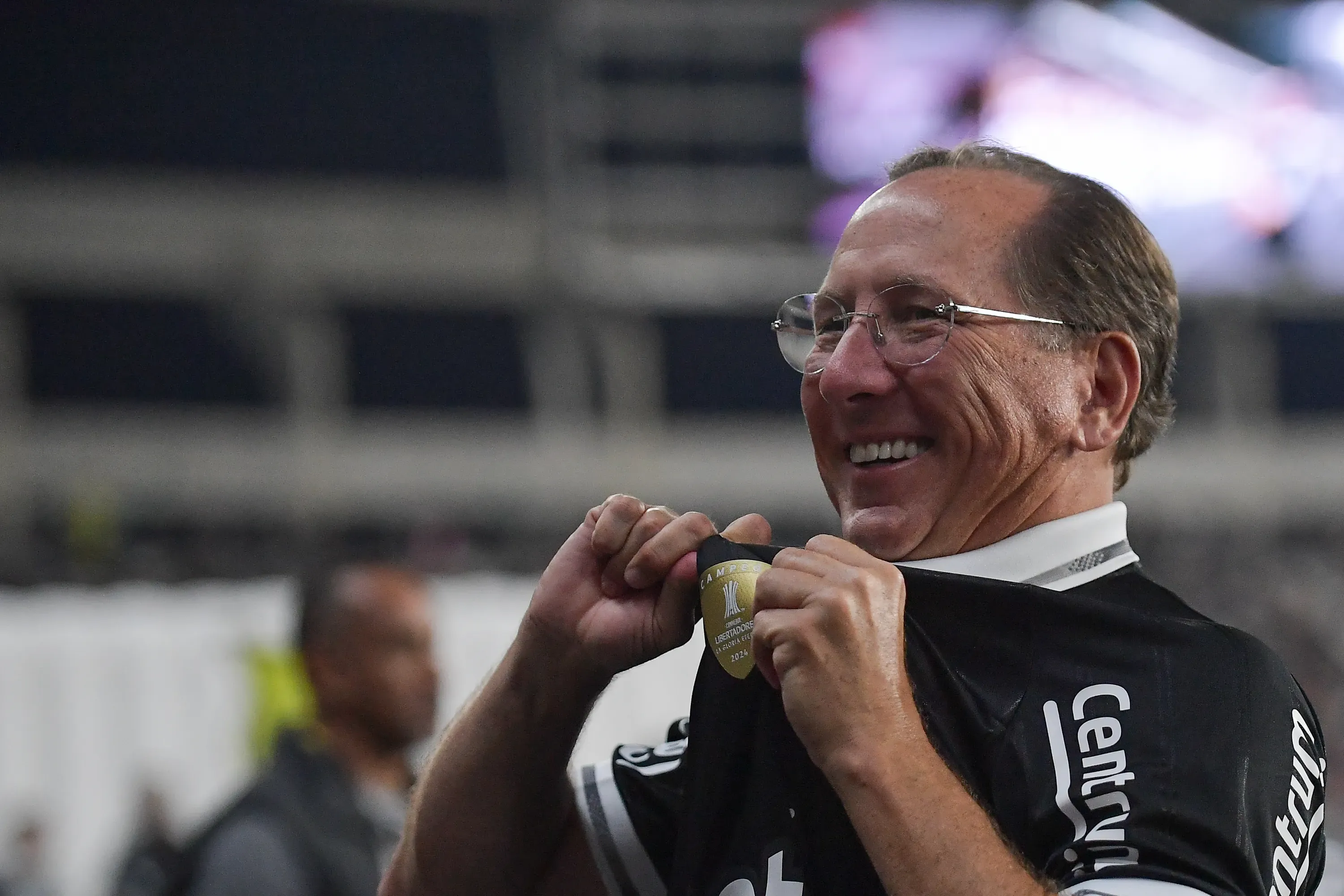RJ – RIO DE JANEIRO – 26/07/2025 – BRASILEIRO A 2025, BOTAFOGO X CORINTHIANS – John Textor CEO do Botafogo durante partida contra o Corinthians no estadio Engenhao pelo campeonato Brasileiro A 2025. Foto: Thiago Ribeiro/AGIF
