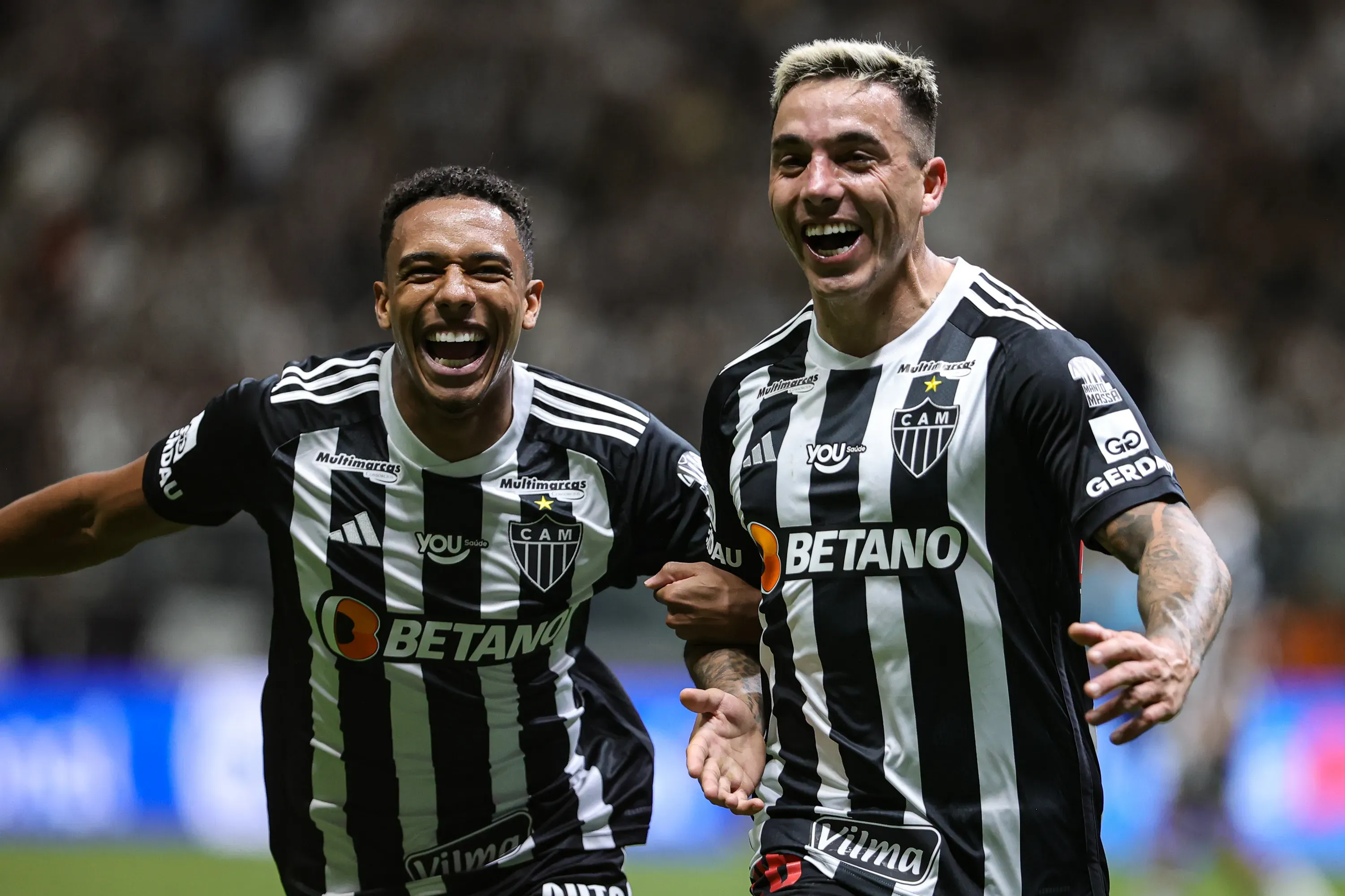 Renzo Saravia (à direita) não vai renovar com Atlético-MG e foi oferecido ao Corinthians – Foto: Gilson Lobo/AGIF