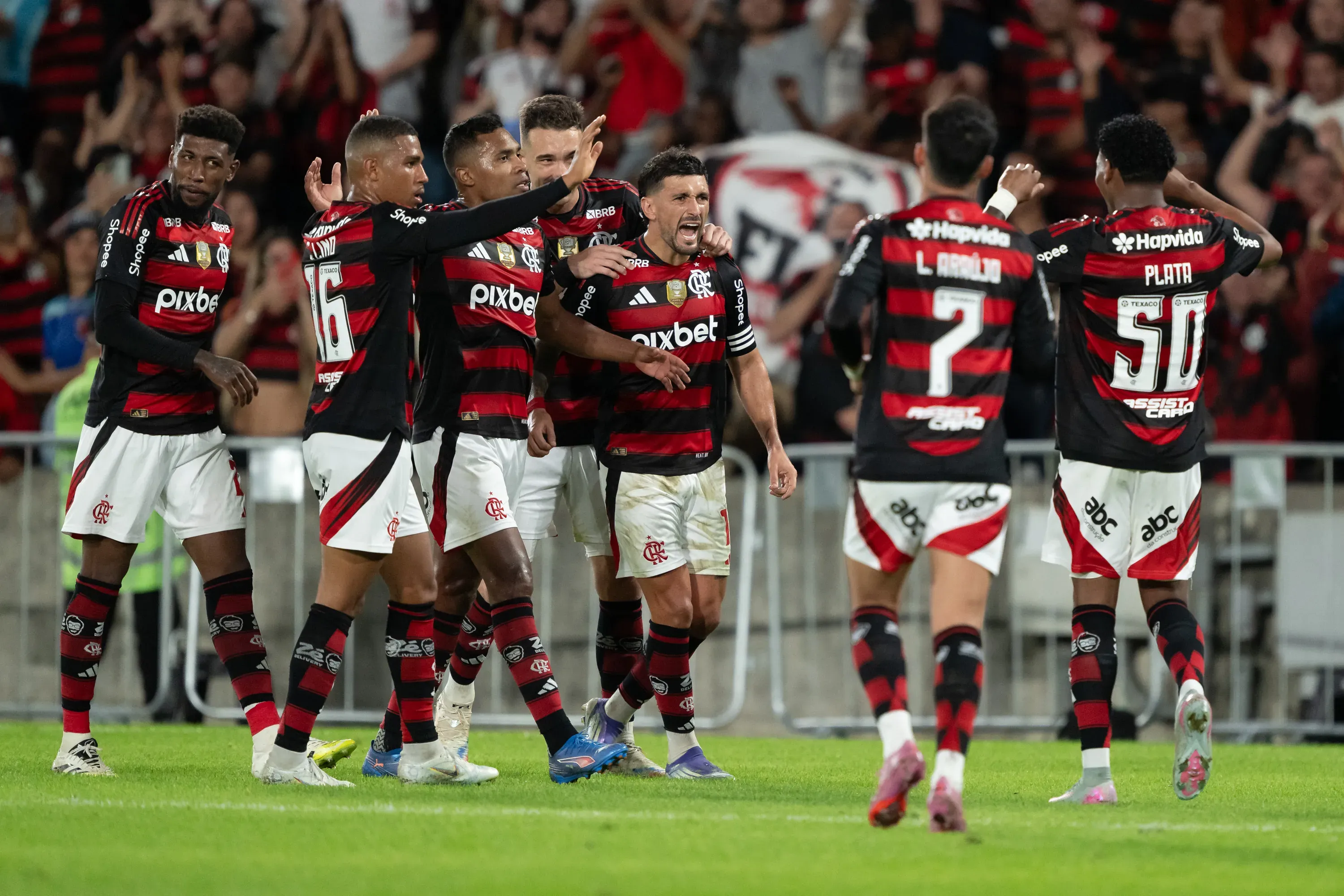 Plata jogador do Flamengo comemora seu gol com De Arrascaeta jogador da sua equipe durante partida contra o Mirassol. Foto: Jorge Rodrigues/AGIF